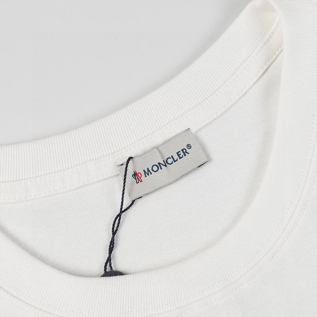 P134 Style No.: 811 〈MONCLER〉The price of the MONCLER is actually quite advantageous. Those who have been to the counters should know that the price of the MONCLER is not much cheaper than that of Gucci Burberry. It is just relatively low-key and unwilling to hype. It is a picture that you want to buy or not. It has an arrogant existence... Exclusively customized 270 grams of 32-count double-yarn smooth cotton. The texture is very soft and comfortable. 100% top-grade fabrics that are different from the market (no shrinkage, no deformation, no pilling) Matched with 320g 1*1 thread (fabric threads are dyed in the same vat, no color difference, threads are not easy to deform) Color: Black White Size: S-XL