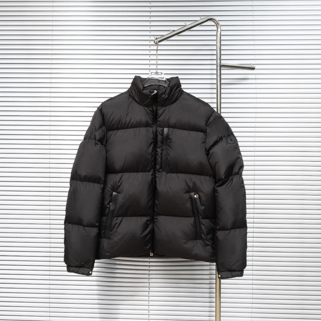 P900 top version (different currencies) Style: Moncler Besbre series solid color zipper stand collar long-sleeved down jacket (all made of national standard 90 goose down, sizes are all authentic digital sizes) Color: picture color Size: 1-2-3-4-5 Fabric: 90 goose down Accessories: full set of customized accessories No gender distinction, same style for men and women