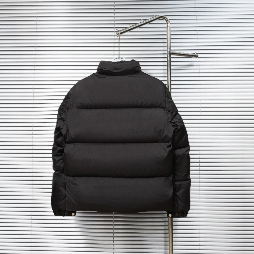 P900 top version (different currencies) Style: Moncler Besbre series solid color zipper stand collar long-sleeved down jacket (all made of national standard 90 goose down, sizes are all authentic digital sizes) Color: picture color Size: 1-2-3-4-5 Fabric: 90 goose down Accessories: full set of customized accessories No gender distinction, same style for men and women