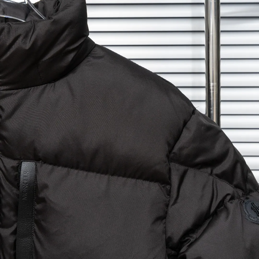 P900 top version (different currencies) Style: Moncler Besbre series solid color zipper stand collar long-sleeved down jacket (all made of national standard 90 goose down, sizes are all authentic digital sizes) Color: picture color Size: 1-2-3-4-5 Fabric: 90 goose down Accessories: full set of customized accessories No gender distinction, same style for men and women