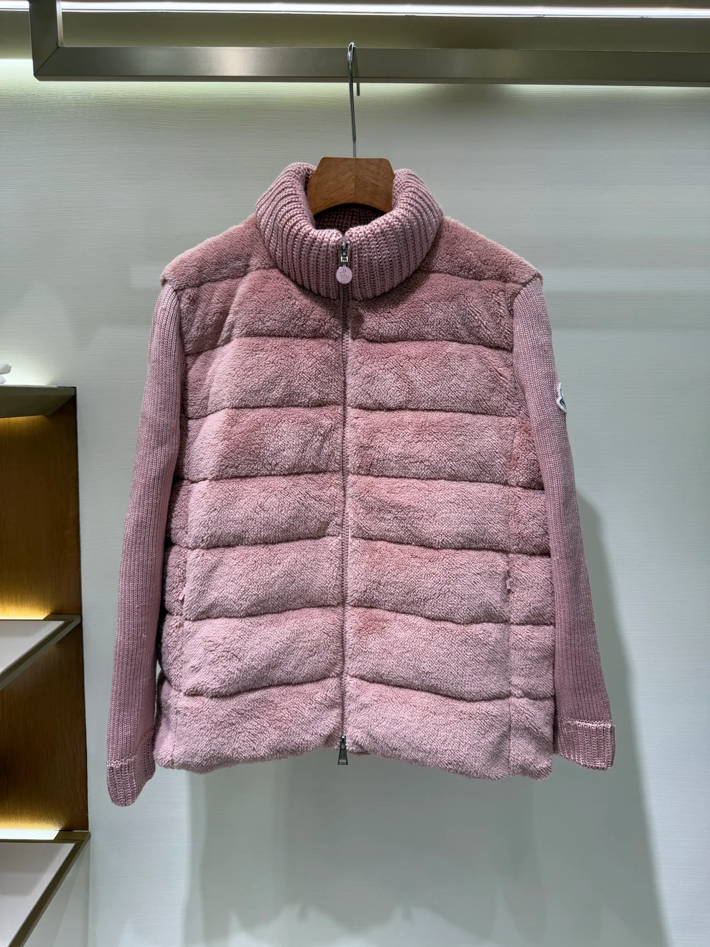 P940 Moncler Women's Hooded Wool Teddy Down Jacket This cardigan is made of wool and teddy style fabrics, providing a soft and comfortable wearing experience. Midweight knitted piece with down-filled front and back that can easily be worn as a outer layer in warmer weather.   Fabric: Sleeves and collar made of woolen wool, Longue saison lining, 90% goose down Craftsmanship: Front and back filled down teddy style, purl stitch, 5 stitches, zipper closure, zipper pockets, ribbed cuffs (supports NFC function) Size: S M L 4336080