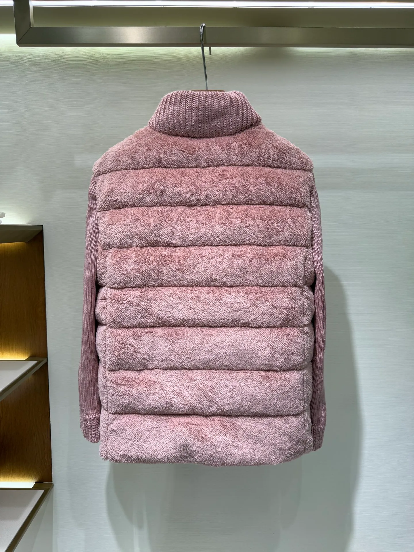 P940 Moncler Women's Hooded Wool Teddy Down Jacket This cardigan is made of wool and teddy style fabrics, providing a soft and comfortable wearing experience. Midweight knitted piece with down-filled front and back that can easily be worn as a outer layer in warmer weather.   Fabric: Sleeves and collar made of woolen wool, Longue saison lining, 90% goose down Craftsmanship: Front and back filled down teddy style, purl stitch, 5 stitches, zipper closure, zipper pockets, ribbed cuffs (supports NFC function) Size: S M L 4336080