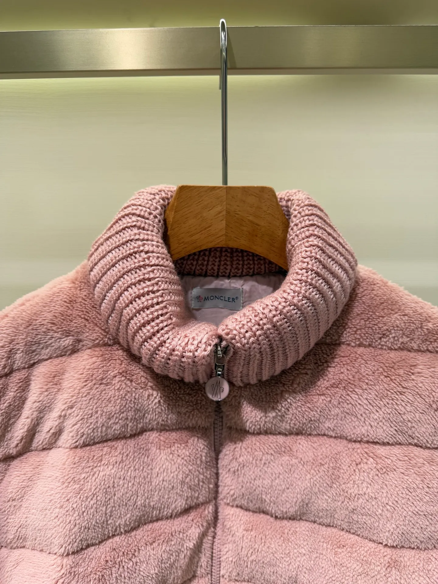P940 Moncler Women's Hooded Wool Teddy Down Jacket This cardigan is made of wool and teddy style fabrics, providing a soft and comfortable wearing experience. Midweight knitted piece with down-filled front and back that can easily be worn as a outer layer in warmer weather.   Fabric: Sleeves and collar made of woolen wool, Longue saison lining, 90% goose down Craftsmanship: Front and back filled down teddy style, purl stitch, 5 stitches, zipper closure, zipper pockets, ribbed cuffs (supports NFC function) Size: S M L 4336080