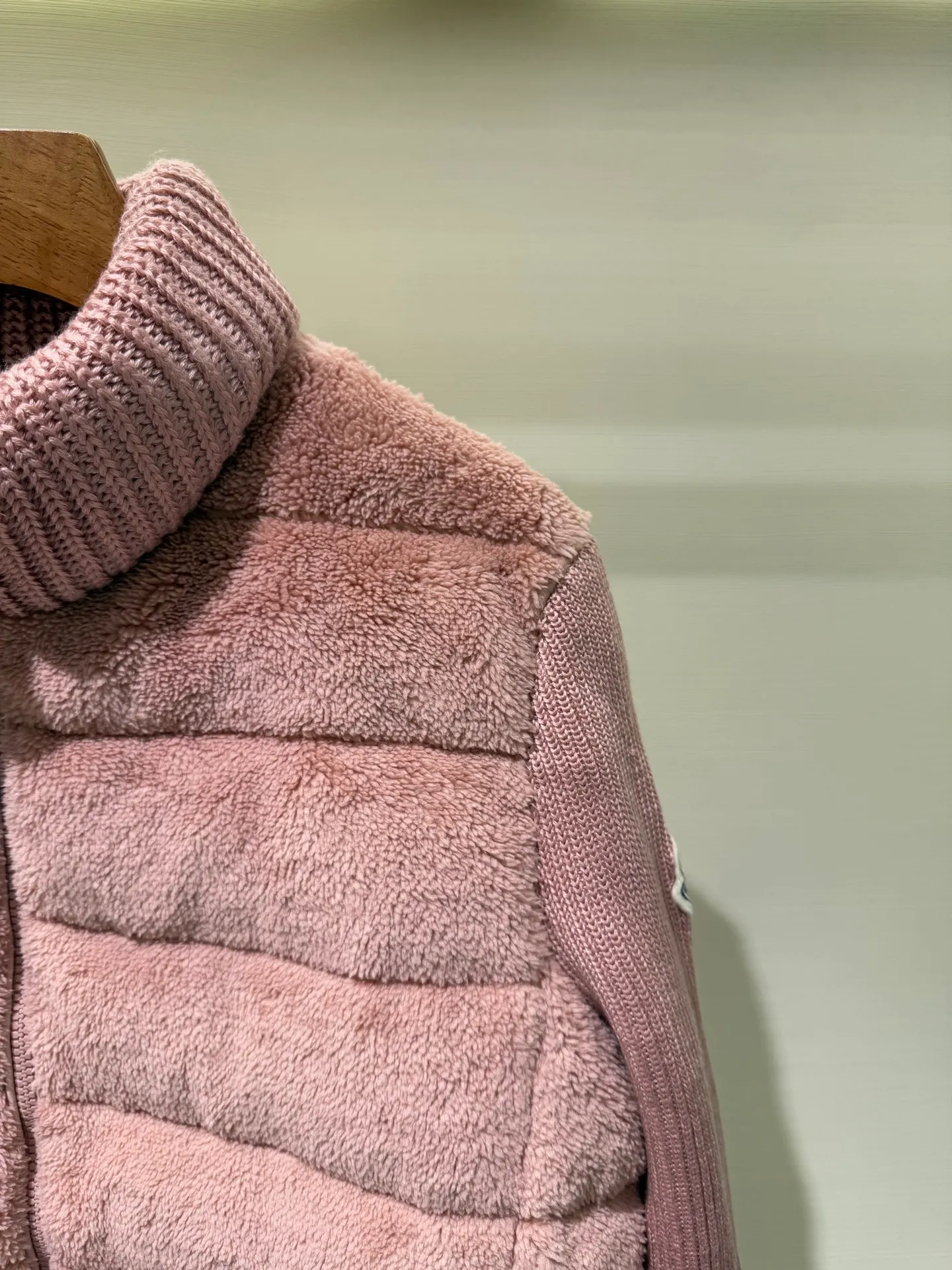 P940 Moncler Women's Hooded Wool Teddy Down Jacket This cardigan is made of wool and teddy style fabrics, providing a soft and comfortable wearing experience. Midweight knitted piece with down-filled front and back that can easily be worn as a outer layer in warmer weather.   Fabric: Sleeves and collar made of woolen wool, Longue saison lining, 90% goose down Craftsmanship: Front and back filled down teddy style, purl stitch, 5 stitches, zipper closure, zipper pockets, ribbed cuffs (supports NFC function) Size: S M L 4336080