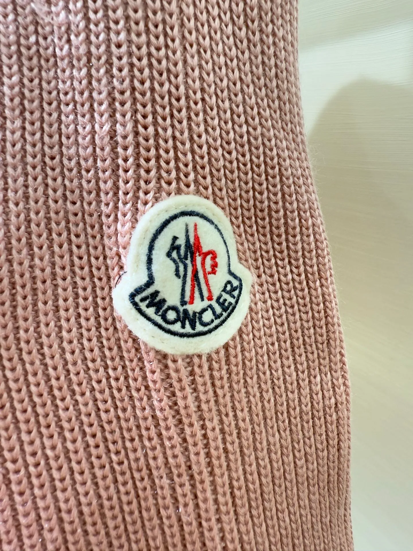 P940 Moncler Women's Hooded Wool Teddy Down Jacket This cardigan is made of wool and teddy style fabrics, providing a soft and comfortable wearing experience. Midweight knitted piece with down-filled front and back that can easily be worn as a outer layer in warmer weather.   Fabric: Sleeves and collar made of woolen wool, Longue saison lining, 90% goose down Craftsmanship: Front and back filled down teddy style, purl stitch, 5 stitches, zipper closure, zipper pockets, ribbed cuffs (supports NFC function) Size: S M L 4336080