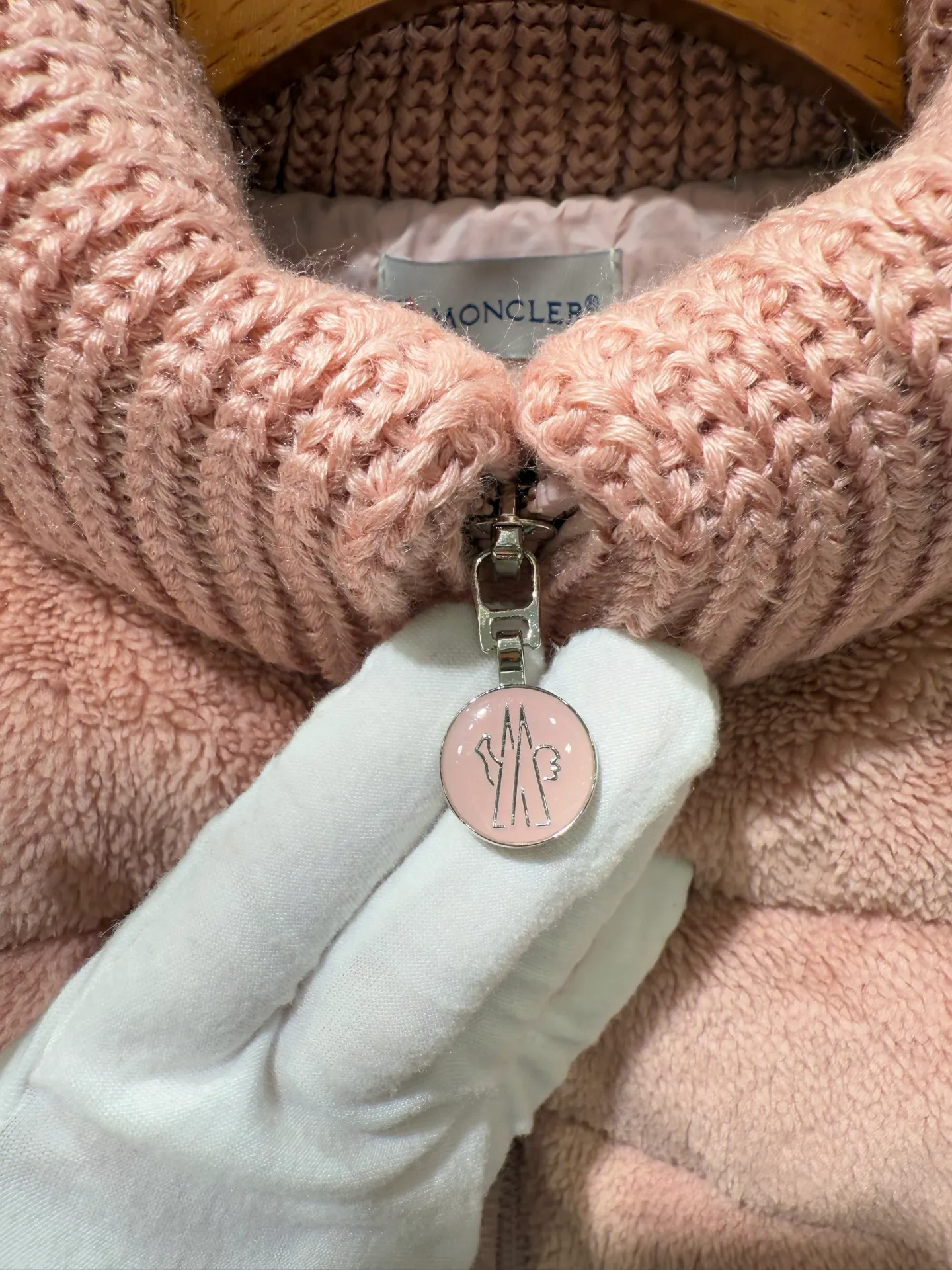 P940 Moncler Women's Hooded Wool Teddy Down Jacket This cardigan is made of wool and teddy style fabrics, providing a soft and comfortable wearing experience. Midweight knitted piece with down-filled front and back that can easily be worn as a outer layer in warmer weather.   Fabric: Sleeves and collar made of woolen wool, Longue saison lining, 90% goose down Craftsmanship: Front and back filled down teddy style, purl stitch, 5 stitches, zipper closure, zipper pockets, ribbed cuffs (supports NFC function) Size: S M L 4336080