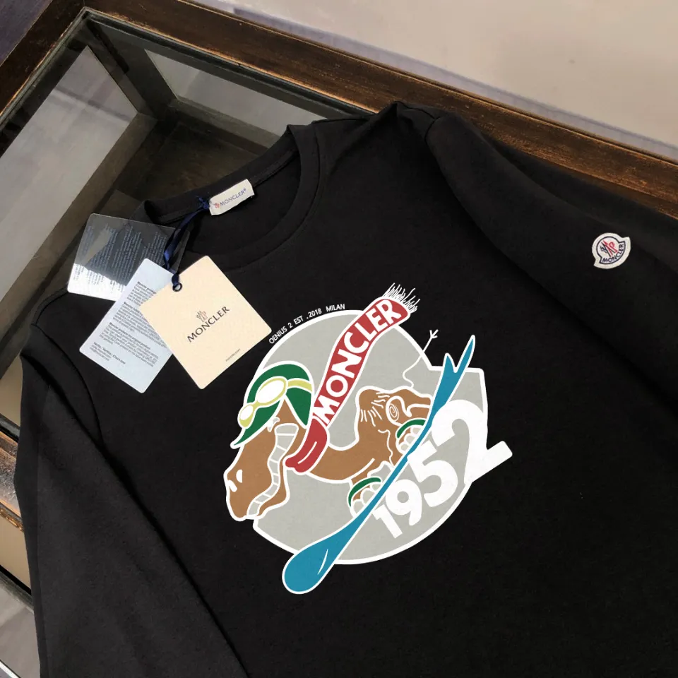 P180, a non-off-the-shelf model, you can trust it. Moncler printed long-sleeved T-shirt, 240g breathable cotton fabric, very soft and comfortable texture, does not shrink, does not deform, does not ball), can be worn alone as a base layer. Original customized accessories, collar label, care mark, hangtag, packaging (perfect details) Color: White Black Size: XS S M L