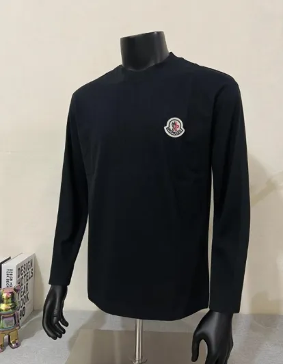 P180 Meng Mou·Moncler MONCLER is new, 2025fw autumn and winter long-sleeved T-shirt, the official and original 4.8cm embroidered logos are synchronized, the details match the official version, made of 280g double yarn 100% cotton fabric, imported woven thread thread, and ribbed collar Not easy to deform, the fabric is soft and breathable, does not shrink, NCF washable mark identification, details are in place, the upper body is good-looking, European size version, loose and suitable, a must-have for autumn and winter outer wear wardrobe, color: black, white, size XS-L (L size can wear 200 pounds)