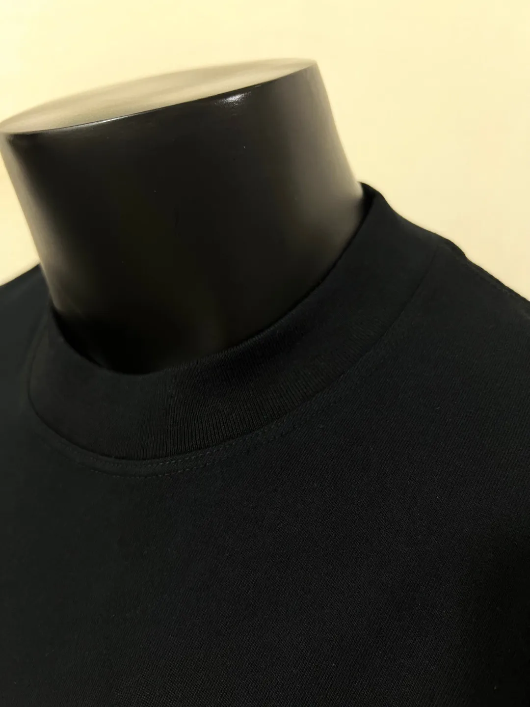 P180 Meng Mou·Moncler MONCLER is new, 2025fw autumn and winter long-sleeved T-shirt, the official and original 4.8cm embroidered logos are synchronized, the details match the official version, made of 280g double yarn 100% cotton fabric, imported woven thread thread, and ribbed collar Not easy to deform, the fabric is soft and breathable, does not shrink, NCF washable mark identification, details are in place, the upper body is good-looking, European size version, loose and suitable, a must-have for autumn and winter outer wear wardrobe, color: black, white, size XS-L (L size can wear 200 pounds)