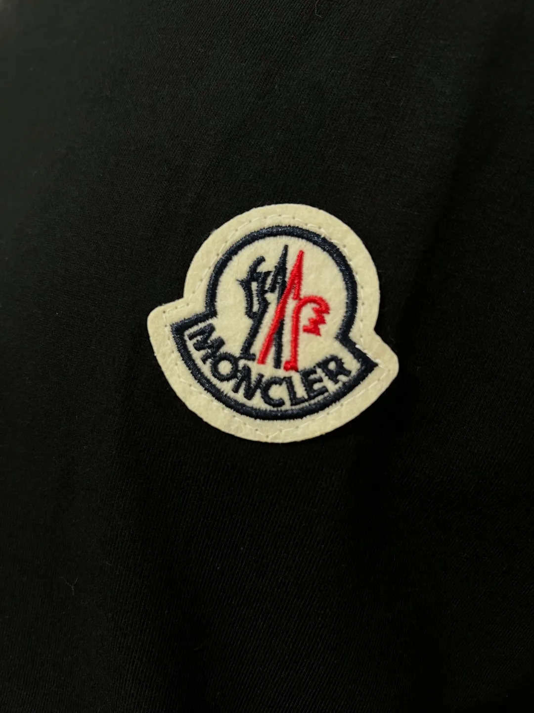 P180 Meng Mou·Moncler MONCLER is new, 2025fw autumn and winter long-sleeved T-shirt, the official and original 4.8cm embroidered logos are synchronized, the details match the official version, made of 280g double yarn 100% cotton fabric, imported woven thread thread, and ribbed collar Not easy to deform, the fabric is soft and breathable, does not shrink, NCF washable mark identification, details are in place, the upper body is good-looking, European size version, loose and suitable, a must-have for autumn and winter outer wear wardrobe, color: black, white, size XS-L (L size can wear 200 pounds)