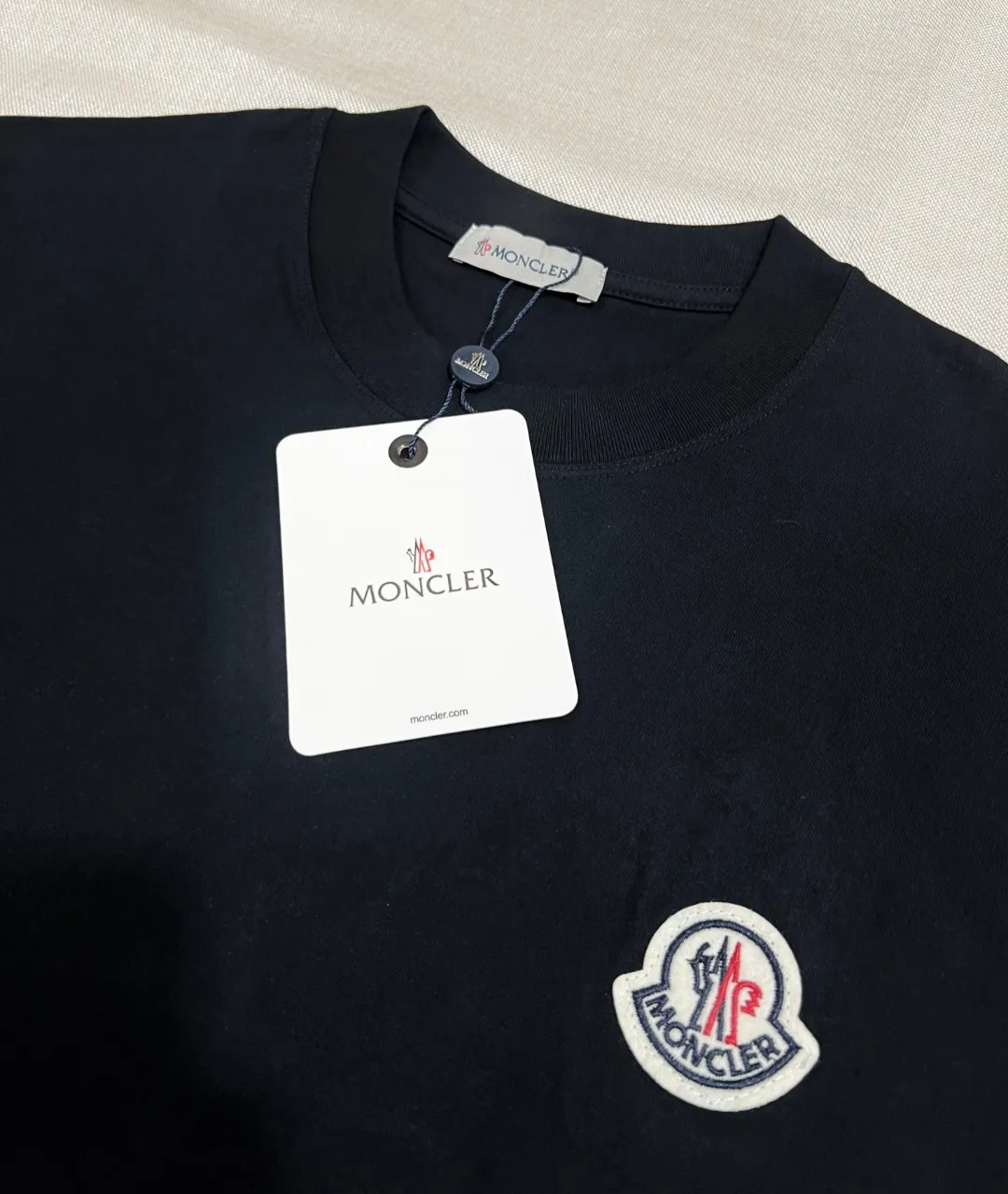 P180 Meng Mou·Moncler MONCLER is new, 2025fw autumn and winter long-sleeved T-shirt, the official and original 4.8cm embroidered logos are synchronized, the details match the official version, made of 280g double yarn 100% cotton fabric, imported woven thread thread, and ribbed collar Not easy to deform, the fabric is soft and breathable, does not shrink, NCF washable mark identification, details are in place, the upper body is good-looking, European size version, loose and suitable, a must-have for autumn and winter outer wear wardrobe, color: black, white, size XS-L (L size can wear 200 pounds)