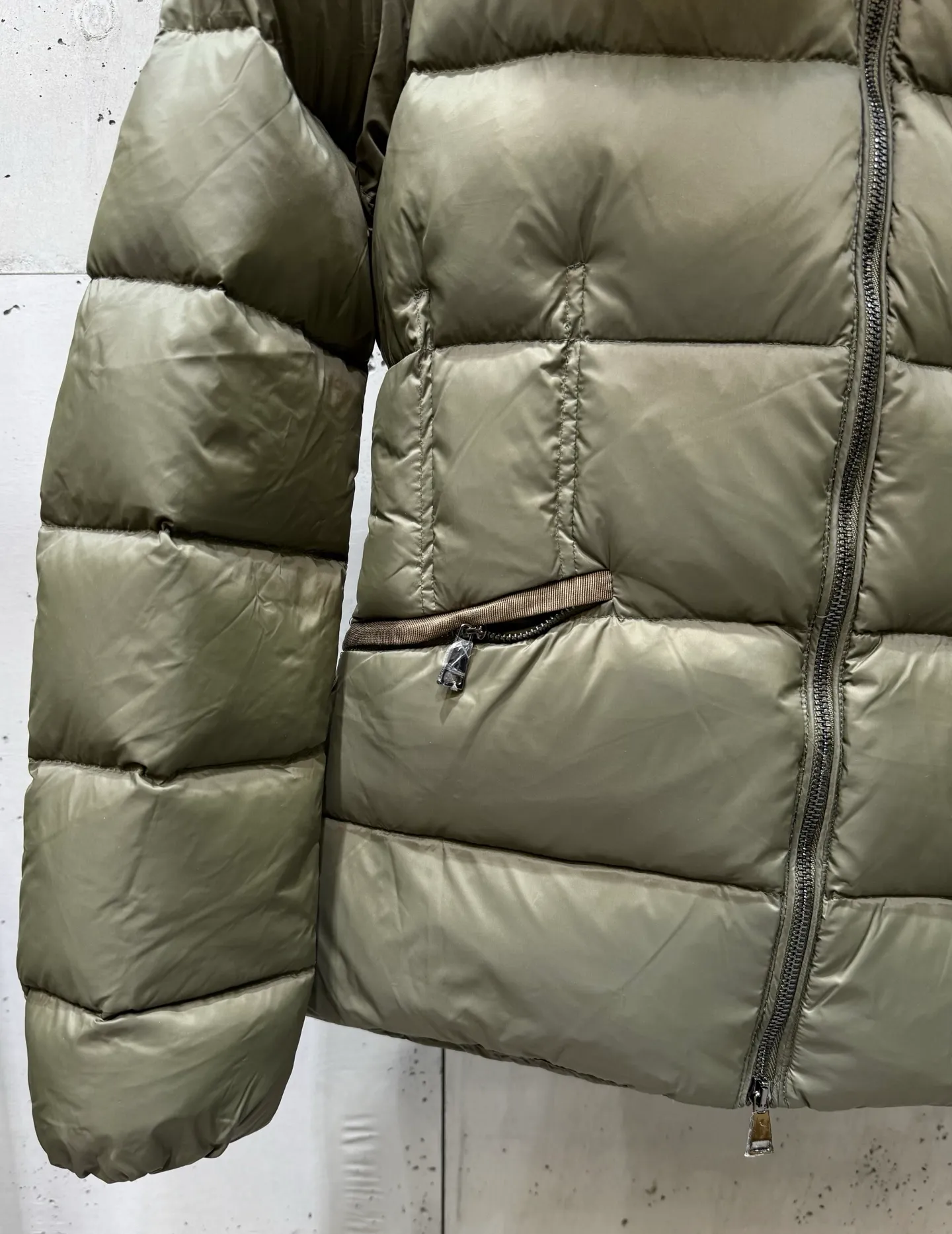 P1040 Moncler Boed short women's down jacket 🌟 The Boed down jacket is designed with a feminine silhouette and is equipped with a delicate belt to create a sophisticated and elegant winter look. This hooded down jacket is made from longue saison fabric and features a luxurious, rich fox fur collar. Cold protection and beauty coexist, black, white, coffee and military green, size 1234