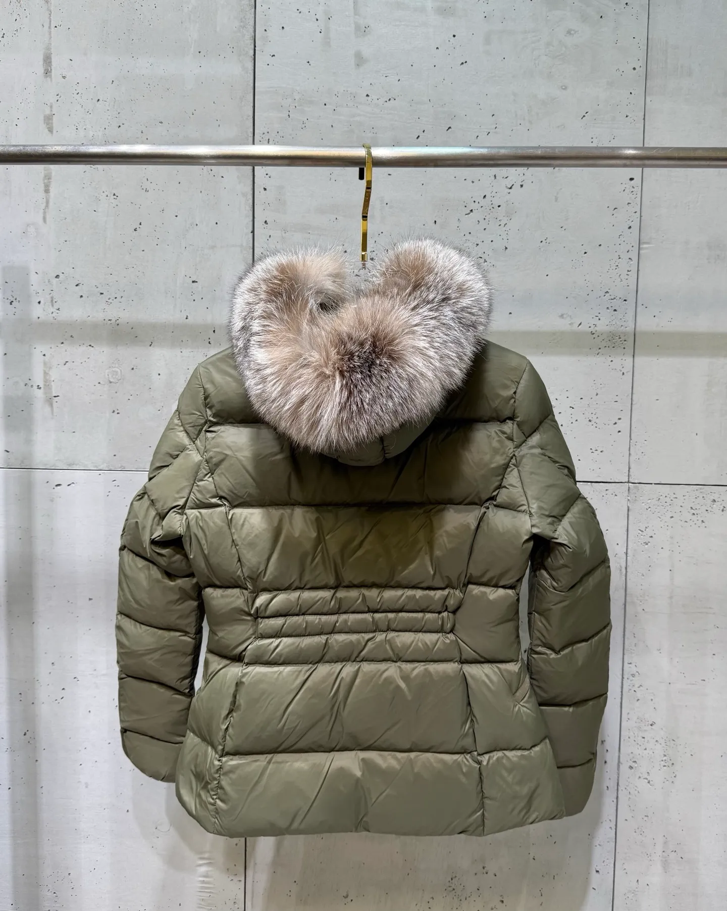 P1040 Moncler Boed short women's down jacket 🌟 The Boed down jacket is designed with a feminine silhouette and is equipped with a delicate belt to create a sophisticated and elegant winter look. This hooded down jacket is made from longue saison fabric and features a luxurious, rich fox fur collar. Cold protection and beauty coexist, black, white, coffee and military green, size 1234