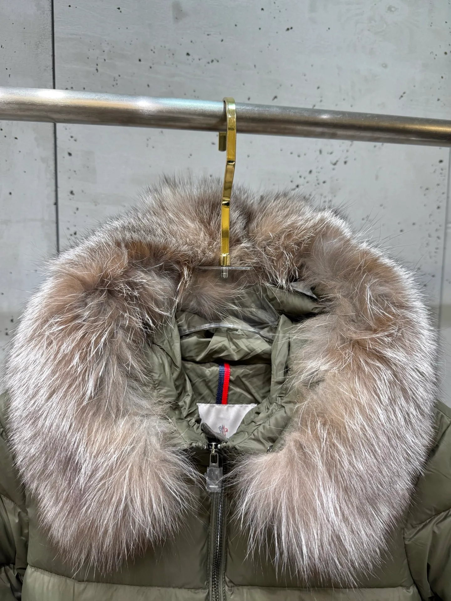 P1040 Moncler Boed short women's down jacket 🌟 The Boed down jacket is designed with a feminine silhouette and is equipped with a delicate belt to create a sophisticated and elegant winter look. This hooded down jacket is made from longue saison fabric and features a luxurious, rich fox fur collar. Cold protection and beauty coexist, black, white, coffee and military green, size 1234