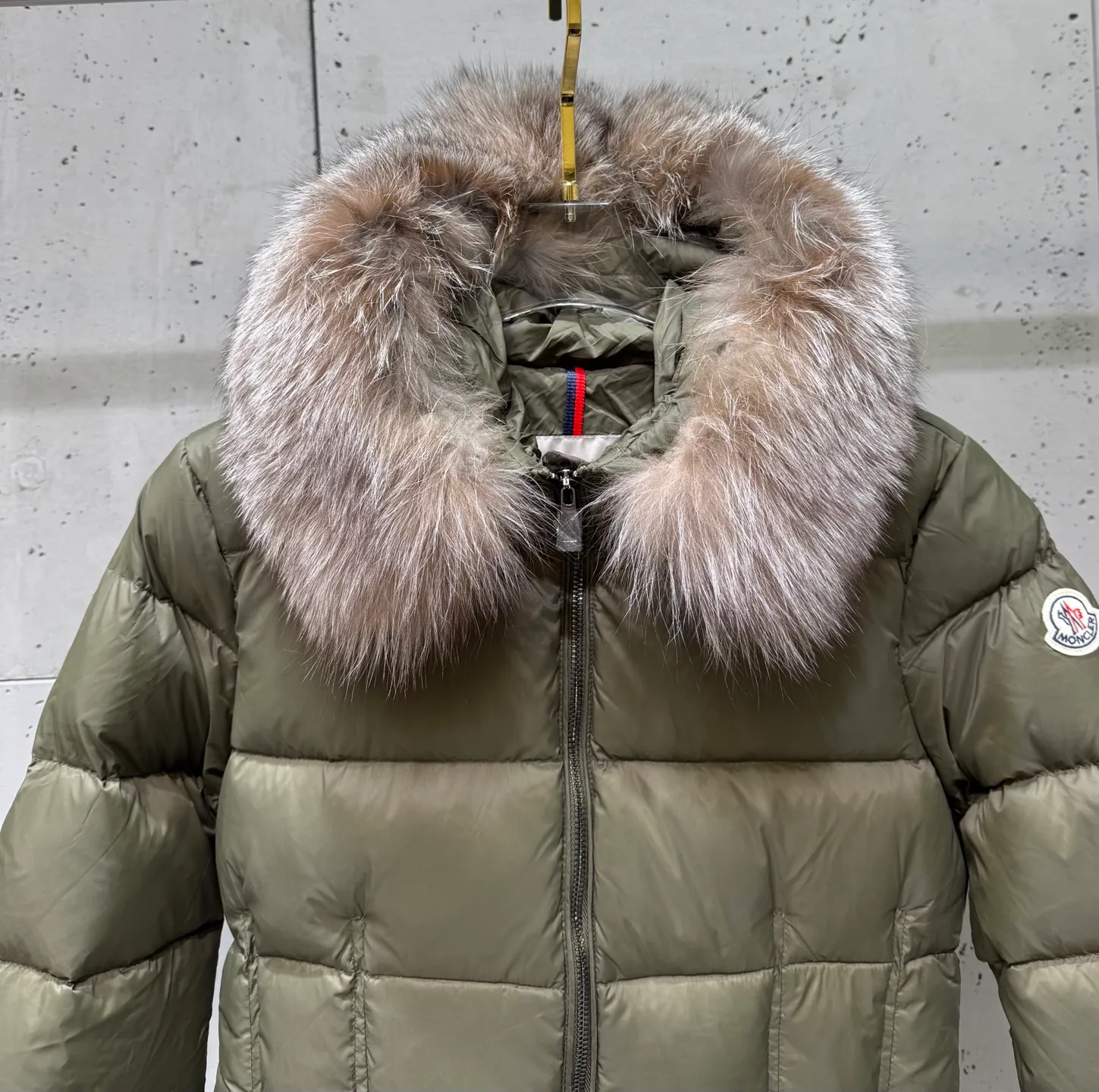 P1040 Moncler Boed short women's down jacket 🌟 The Boed down jacket is designed with a feminine silhouette and is equipped with a delicate belt to create a sophisticated and elegant winter look. This hooded down jacket is made from longue saison fabric and features a luxurious, rich fox fur collar. Cold protection and beauty coexist, black, white, coffee and military green, size 1234
