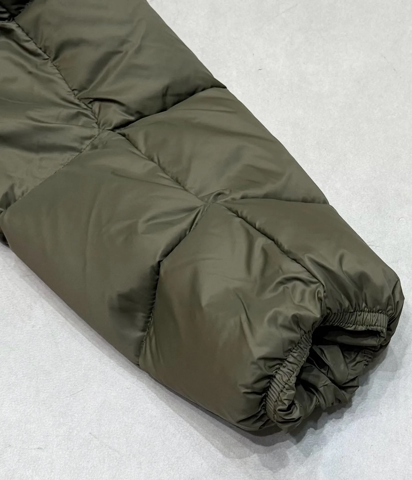 P1040 Moncler Boed short women's down jacket 🌟 The Boed down jacket is designed with a feminine silhouette and is equipped with a delicate belt to create a sophisticated and elegant winter look. This hooded down jacket is made from longue saison fabric and features a luxurious, rich fox fur collar. Cold protection and beauty coexist, black, white, coffee and military green, size 1234