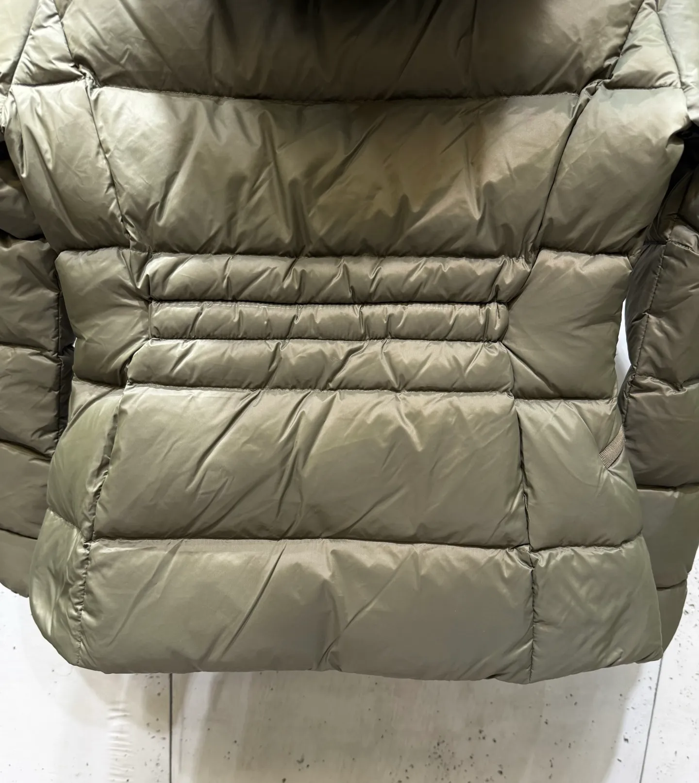 P1040 Moncler Boed short women's down jacket 🌟 The Boed down jacket is designed with a feminine silhouette and is equipped with a delicate belt to create a sophisticated and elegant winter look. This hooded down jacket is made from longue saison fabric and features a luxurious, rich fox fur collar. Cold protection and beauty coexist, black, white, coffee and military green, size 1234