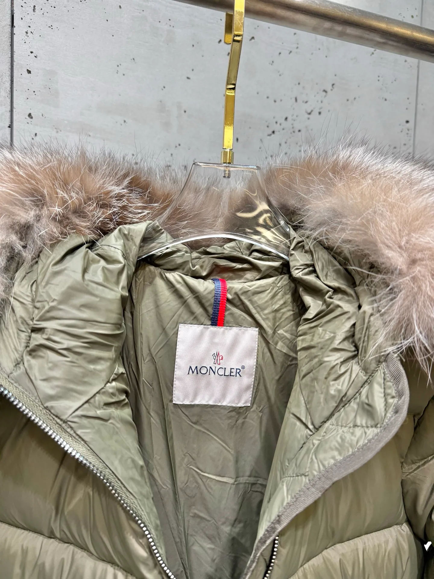 P1040 Moncler Boed short women's down jacket 🌟 The Boed down jacket is designed with a feminine silhouette and is equipped with a delicate belt to create a sophisticated and elegant winter look. This hooded down jacket is made from longue saison fabric and features a luxurious, rich fox fur collar. Cold protection and beauty coexist, black, white, coffee and military green, size 1234