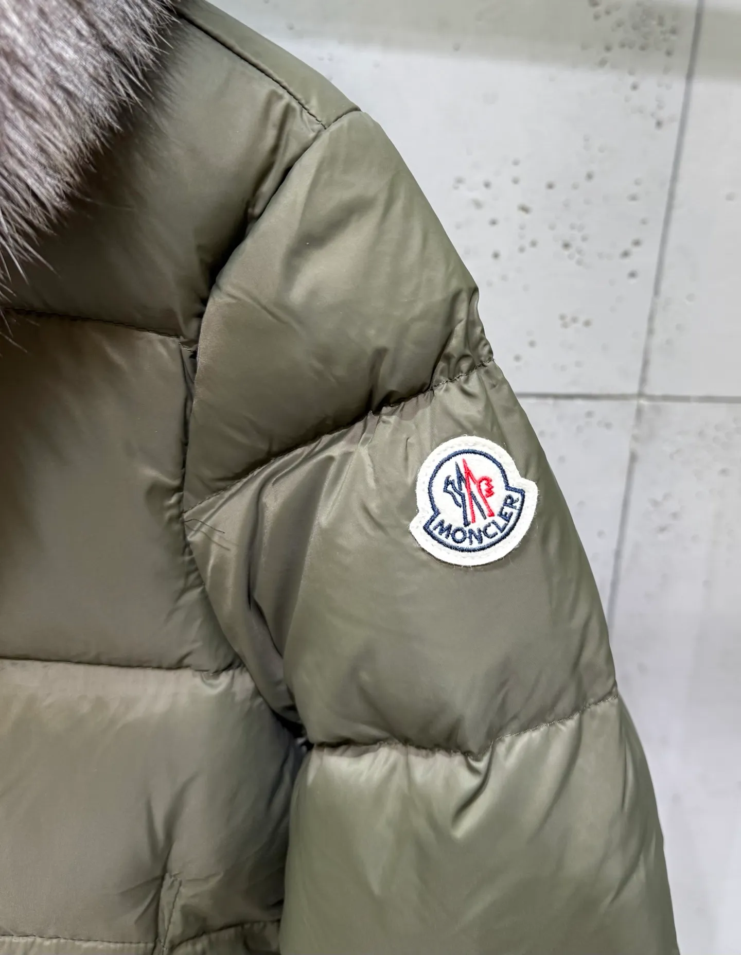 P1040 Moncler Boed short women's down jacket 🌟 The Boed down jacket is designed with a feminine silhouette and is equipped with a delicate belt to create a sophisticated and elegant winter look. This hooded down jacket is made from longue saison fabric and features a luxurious, rich fox fur collar. Cold protection and beauty coexist, black, white, coffee and military green, size 1234