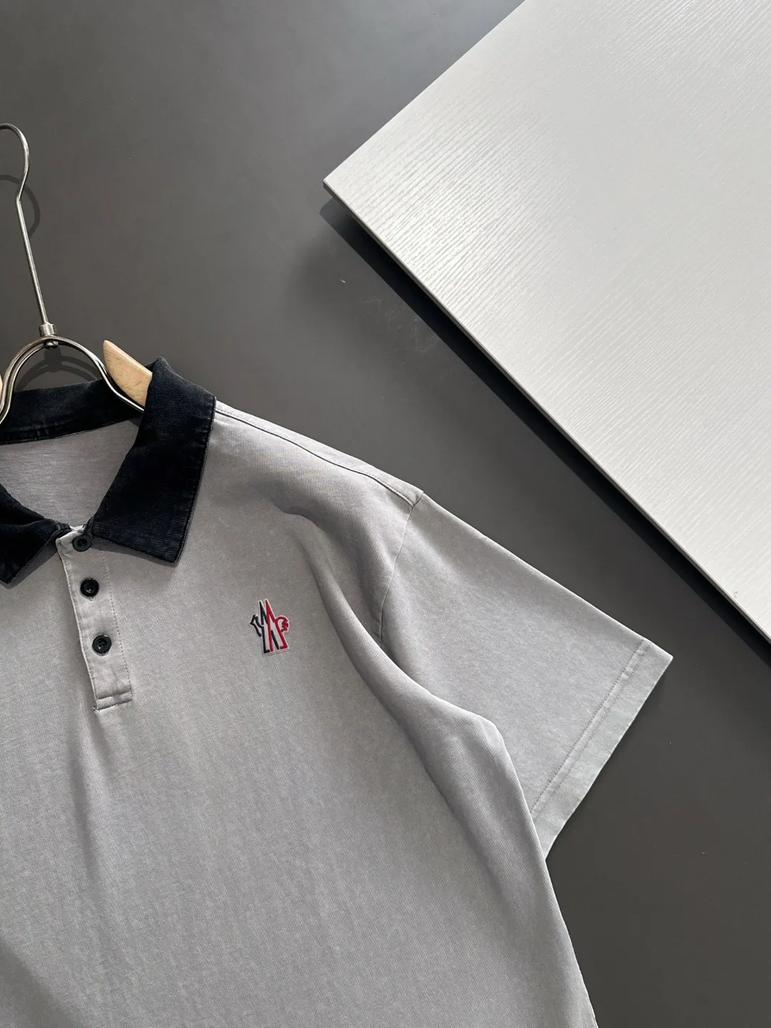 Next day delivery P300 high version MONCLER/muzzled 25ss spring and summer new high-definition T-shirt. Made with machines imported from Italy. Truly the most luxurious and high-quality. The style that you can wear with your eyes closed. Heavy combed fabrics. High-strength and heavy-weight fabrics feel substantial when weighed. The upper body is more textured than ordinary T-shirts and is not easy to deform. This texture can cope with the weather. It absorbs sweat and is breathable, suitable for both hot and cold conditions! Perfectly produced with reference to the original stitch and stitch! The loose fit design is super noble. Custom-woven signature ribbed collar, cuffs, and hem. Really rare and rare goods Size: S-XXL