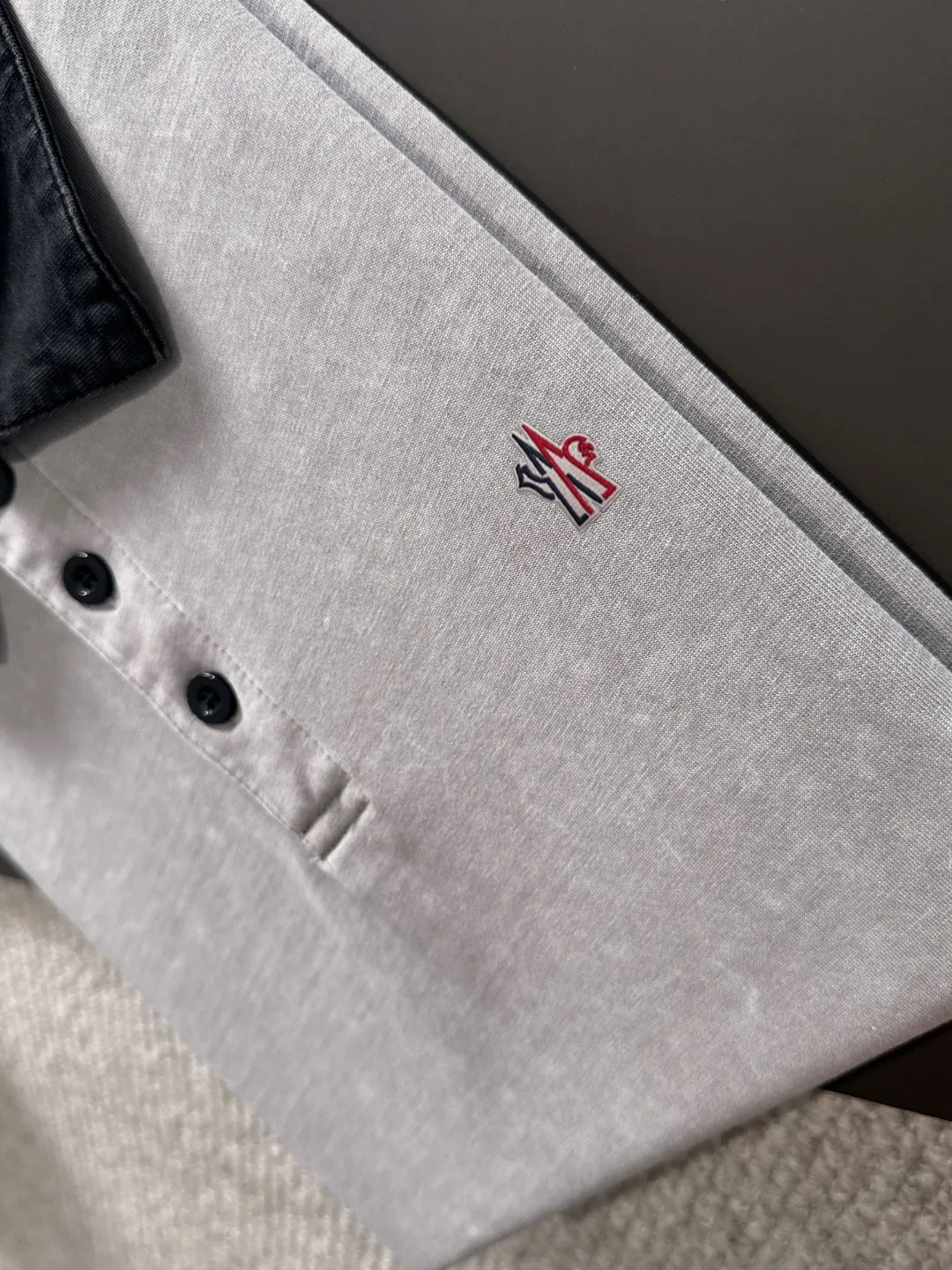 Next day delivery P300 high version MONCLER/muzzled 25ss spring and summer new high-definition T-shirt. Made with machines imported from Italy. Truly the most luxurious and high-quality. The style that you can wear with your eyes closed. Heavy combed fabrics. High-strength and heavy-weight fabrics feel substantial when weighed. The upper body is more textured than ordinary T-shirts and is not easy to deform. This texture can cope with the weather. It absorbs sweat and is breathable, suitable for both hot and cold conditions! Perfectly produced with reference to the original stitch and stitch! The loose fit design is super noble. Custom-woven signature ribbed collar, cuffs, and hem. Really rare and rare goods Size: S-XXL