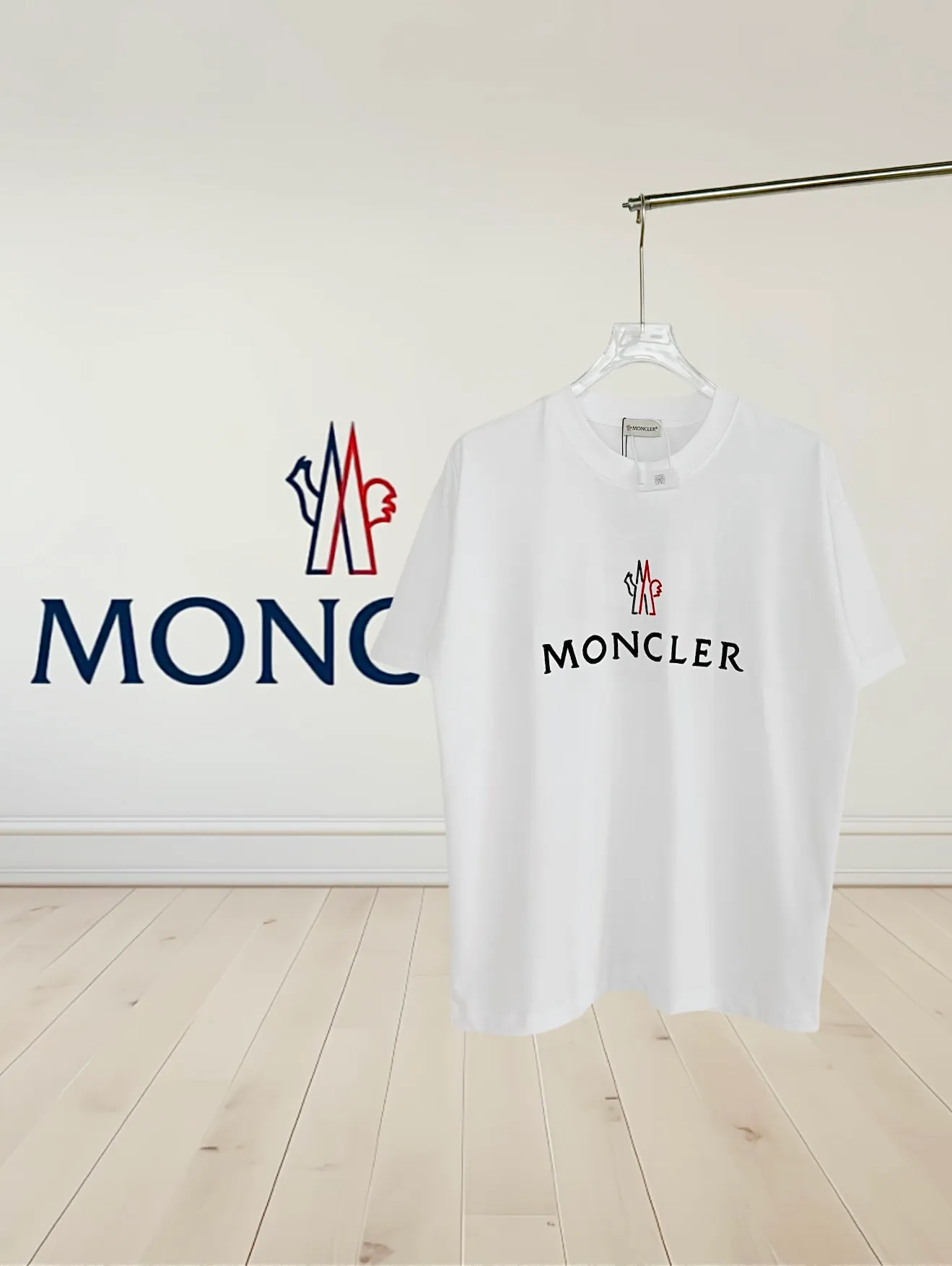 P160 [High Quality] Moncler ss25 spring and summer new model debuts the latest short-sleeved round neck T-shirt, high-end custom design, avant-garde and fashionable! The brand logo is embroidered on the front and back with heavy craftsmanship. High-end customized 32-count 280g fabric. Soft to the touch. Comfortable to wear. Exquisite stitching. Fine workmanship. The upper body effect is incomparably handsome! A must-have item for a stylish man! Color: black, white Size: S to xL