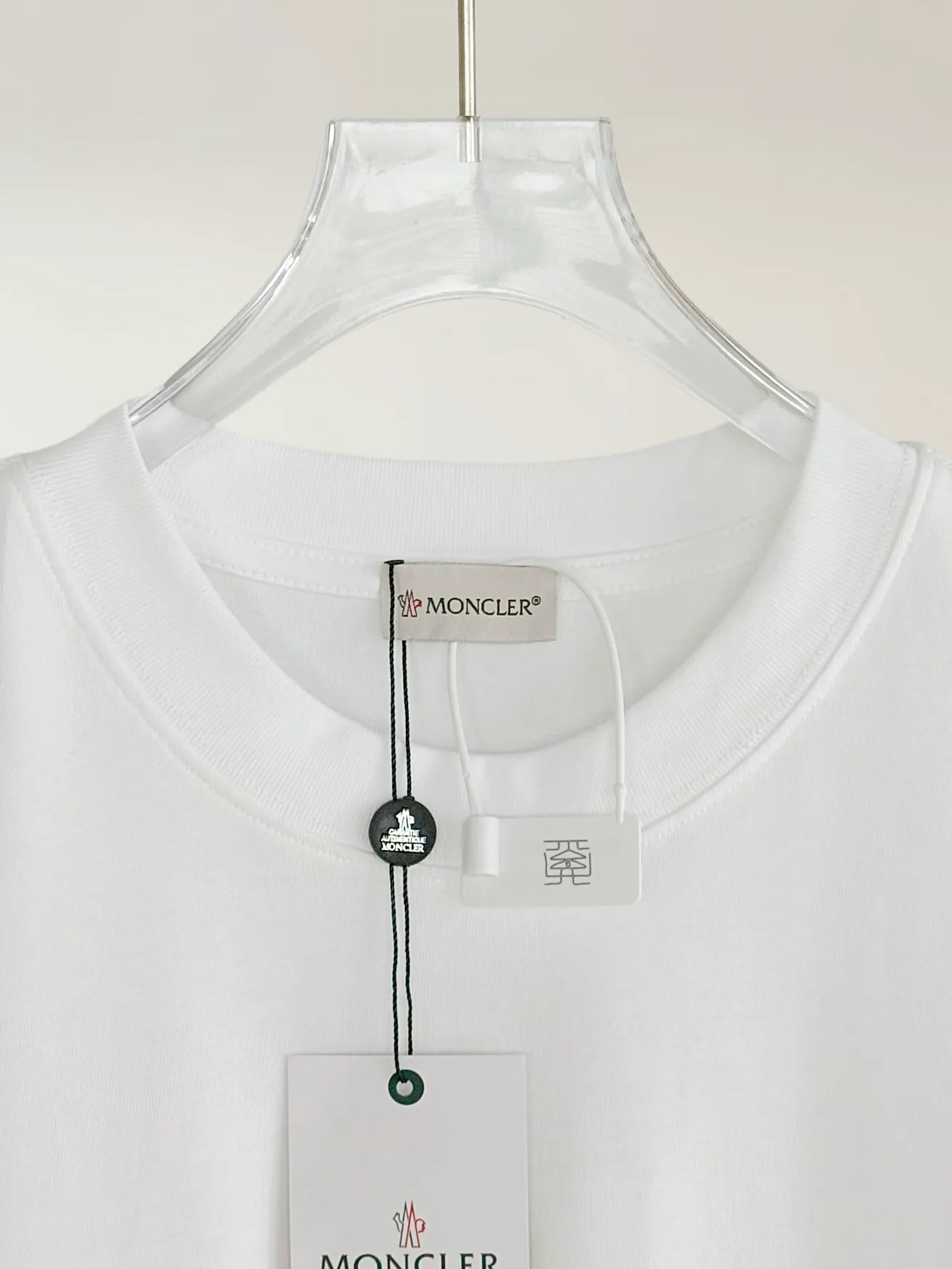 P160 [High Quality] Moncler ss25 spring and summer new model debuts the latest short-sleeved round neck T-shirt, high-end custom design, avant-garde and fashionable! The brand logo is embroidered on the front and back with heavy craftsmanship. High-end customized 32-count 280g fabric. Soft to the touch. Comfortable to wear. Exquisite stitching. Fine workmanship. The upper body effect is incomparably handsome! A must-have item for a stylish man! Color: black, white Size: S to xL