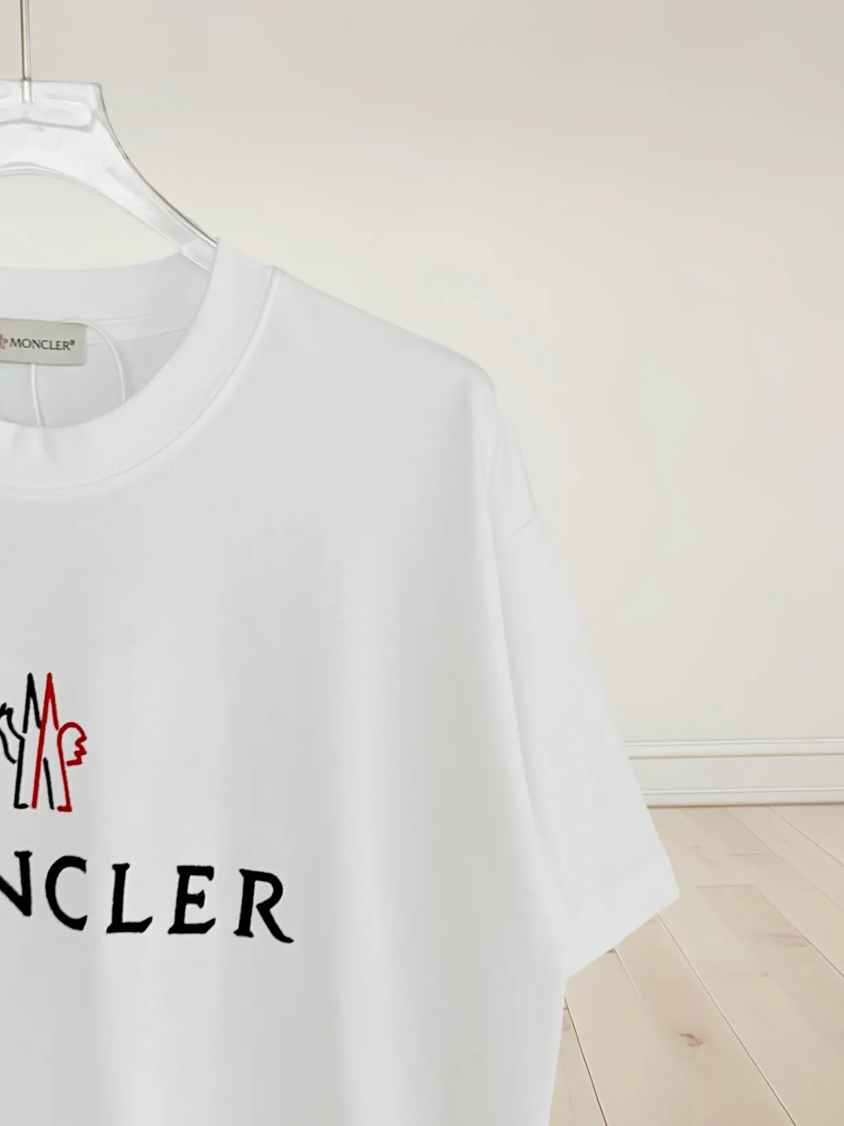 P160 [High Quality] Moncler ss25 spring and summer new model debuts the latest short-sleeved round neck T-shirt, high-end custom design, avant-garde and fashionable! The brand logo is embroidered on the front and back with heavy craftsmanship. High-end customized 32-count 280g fabric. Soft to the touch. Comfortable to wear. Exquisite stitching. Fine workmanship. The upper body effect is incomparably handsome! A must-have item for a stylish man! Color: black, white Size: S to xL