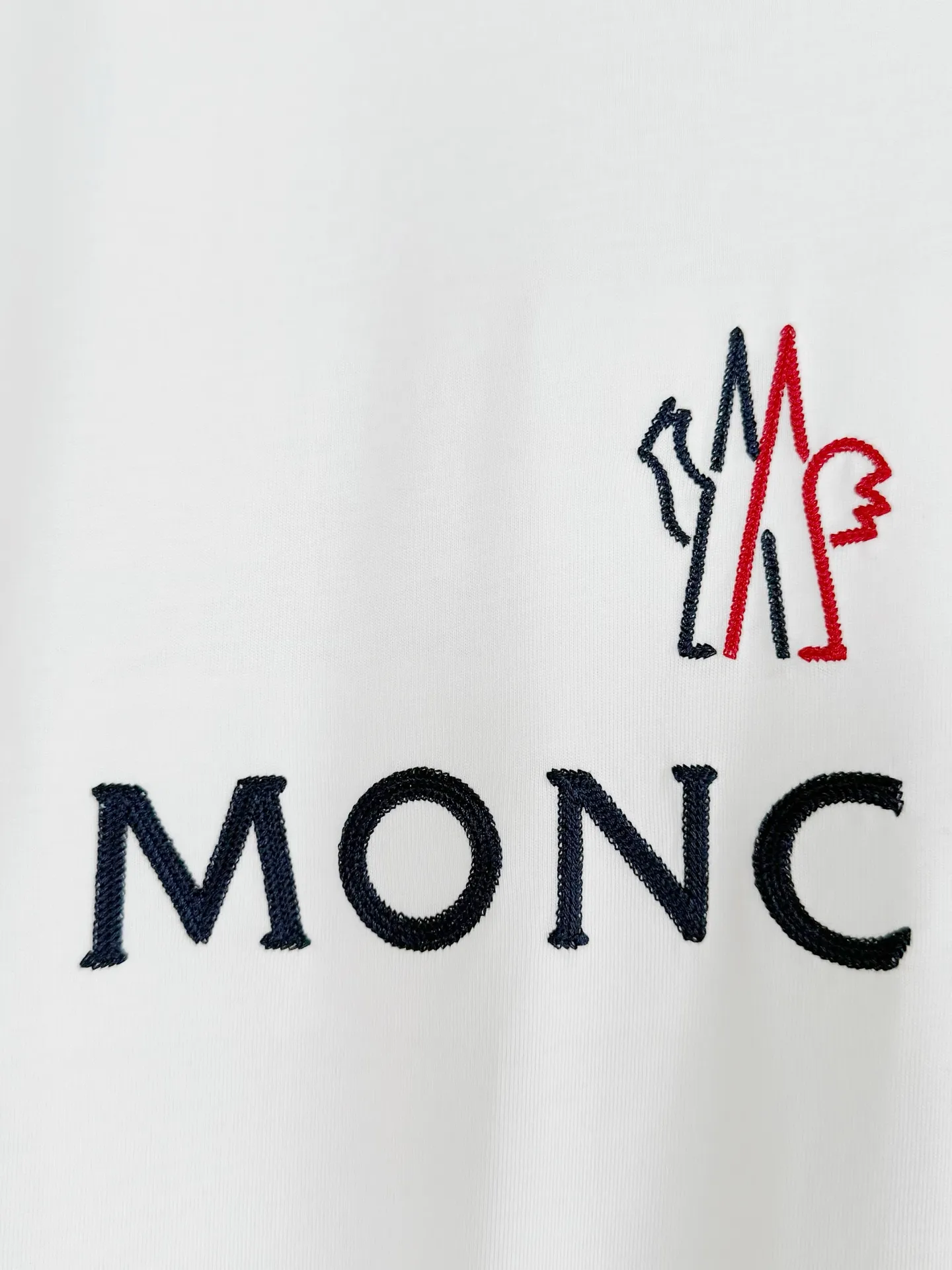 P160 [High Quality] Moncler ss25 spring and summer new model debuts the latest short-sleeved round neck T-shirt, high-end custom design, avant-garde and fashionable! The brand logo is embroidered on the front and back with heavy craftsmanship. High-end customized 32-count 280g fabric. Soft to the touch. Comfortable to wear. Exquisite stitching. Fine workmanship. The upper body effect is incomparably handsome! A must-have item for a stylish man! Color: black, white Size: S to xL