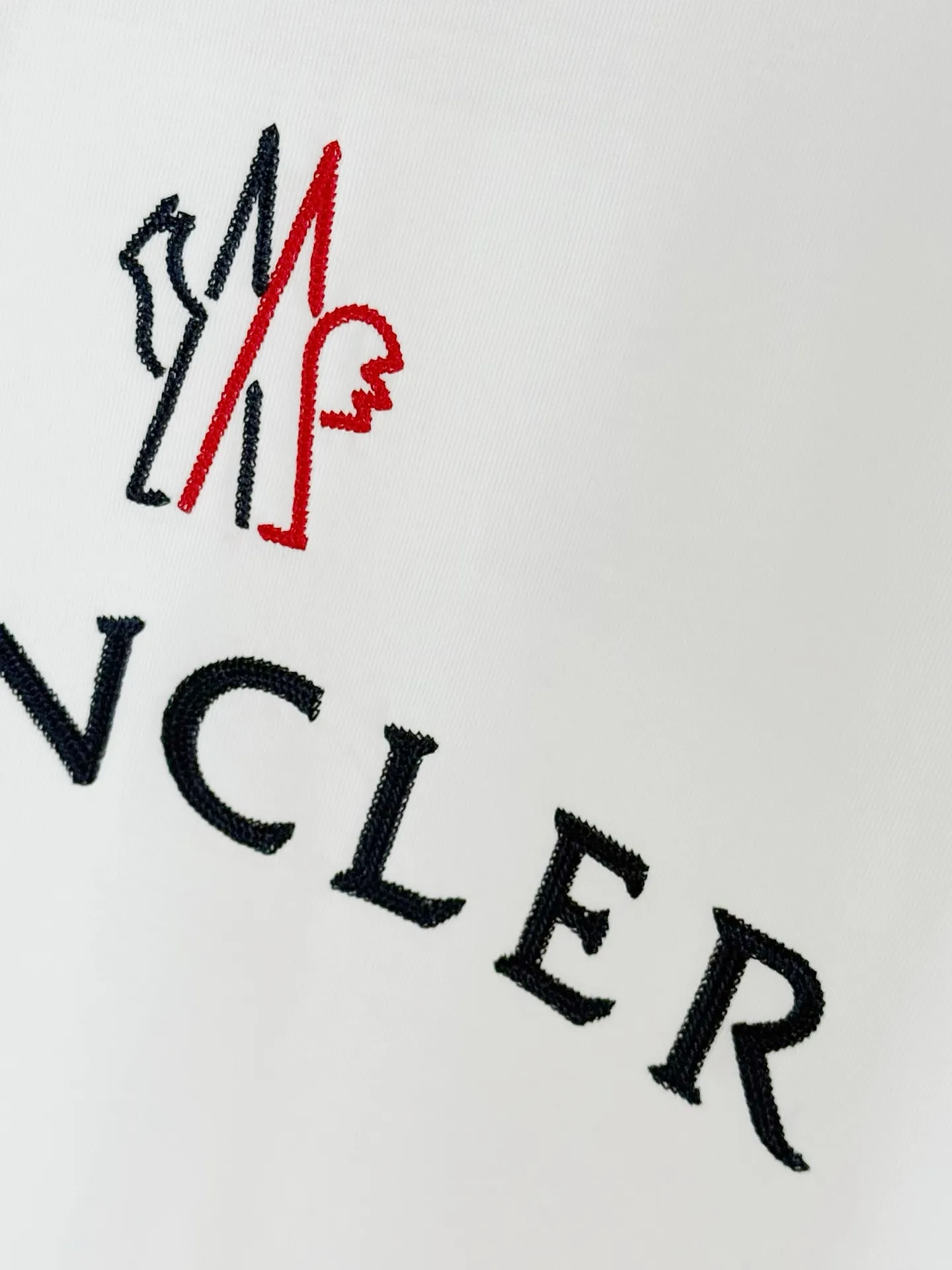 P160 [High Quality] Moncler ss25 spring and summer new model debuts the latest short-sleeved round neck T-shirt, high-end custom design, avant-garde and fashionable! The brand logo is embroidered on the front and back with heavy craftsmanship. High-end customized 32-count 280g fabric. Soft to the touch. Comfortable to wear. Exquisite stitching. Fine workmanship. The upper body effect is incomparably handsome! A must-have item for a stylish man! Color: black, white Size: S to xL