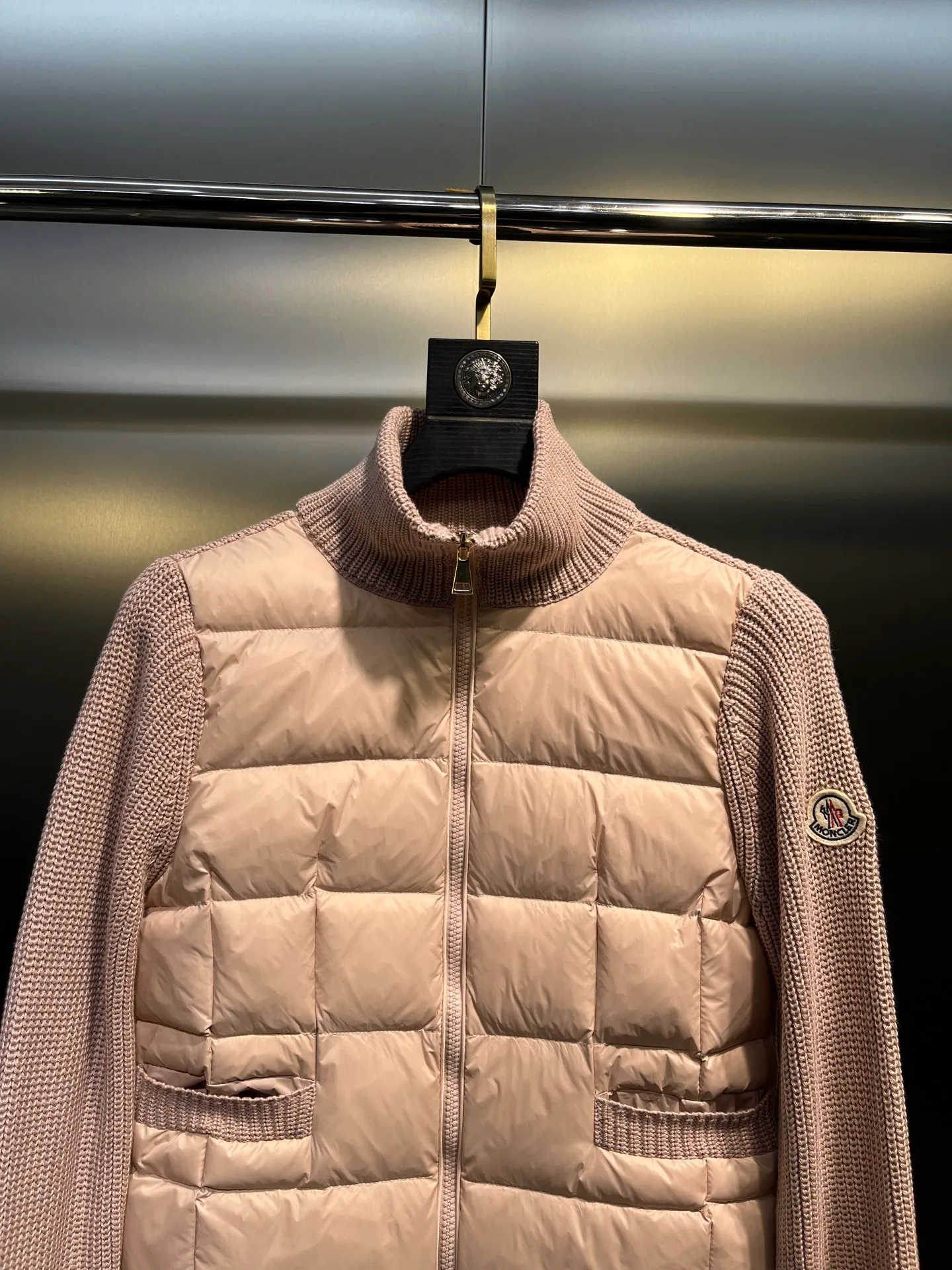 P640 moncler 🌟 25 new autumn and winter style Wool down jacket with lapel stitching Knitted rib lapel design at the neck Short version of the upper body is cool and neat Super sense of proportion National standard 90 white goose down filled body Hem Knitted thread windproof cuffs Shoulder logo patch dots Full of down filling The upper body is not bloated Light and warm Minimalist and elegant without being picky Easy to match when going out size: s-xl