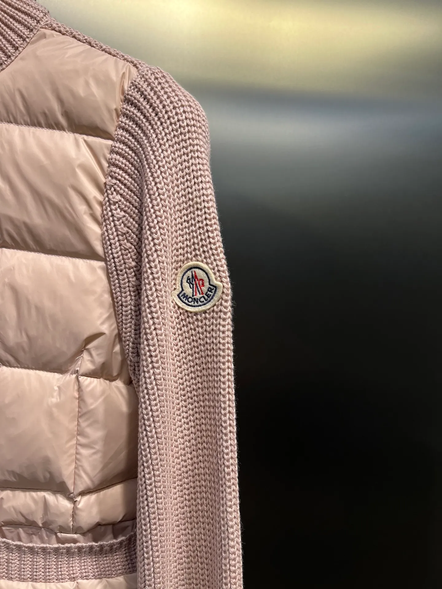 P640 moncler 🌟 25 new autumn and winter style Wool down jacket with lapel stitching Knitted rib lapel design at the neck Short version of the upper body is cool and neat Super sense of proportion National standard 90 white goose down filled body Hem Knitted thread windproof cuffs Shoulder logo patch dots Full of down filling The upper body is not bloated Light and warm Minimalist and elegant without being picky Easy to match when going out size: s-xl
