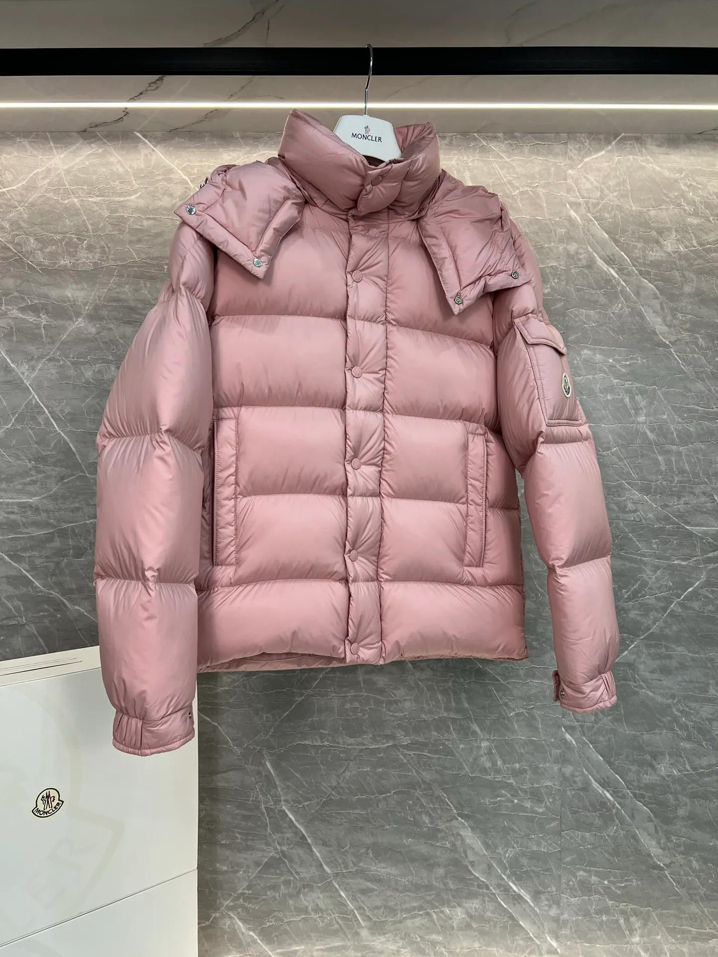 P780 Hot Sale ⬆️Moncler [New Product] Maya Women's 90 White Duck Down Winter Down Jacket Jacket. ❗️❗️❗️❗️❗️ The iconic Moncler down jacket is highly recognizable.  The Moncler Maya cropped down jacket is refreshed in a new colorway. Made from matte fabric and featuring signature checkered quilting, it reflects the essence of the Moncler brand. The style features a sharp silhouette with a detachable hood and adjustable hem in a timeless design suitable for every season and trend. The sleeves feature classic patch pockets. Details •Made from polyester fabric •Polyester lining •Down filling •Removable and adjustable hood •Zipper closure with snap buttons at front windshield •Zip pockets •Adjustable cuffs •Elastic drawstring hem Size : 1-2-3-4-5 Black, White, Pink, Cardigan