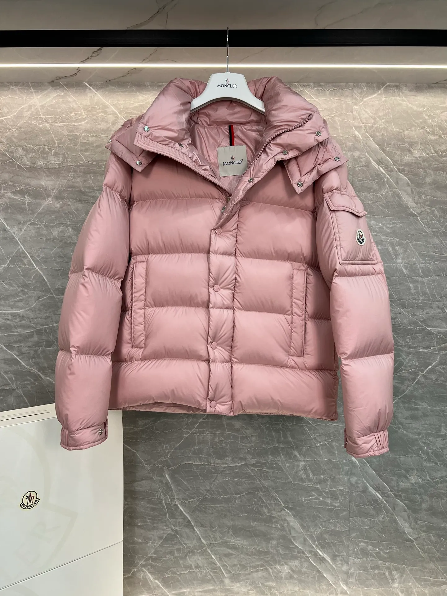 P780 Hot Sale ⬆️Moncler [New Product] Maya Women's 90 White Duck Down Winter Down Jacket Jacket. ❗️❗️❗️❗️❗️ The iconic Moncler down jacket is highly recognizable.  The Moncler Maya cropped down jacket is refreshed in a new colorway. Made from matte fabric and featuring signature checkered quilting, it reflects the essence of the Moncler brand. The style features a sharp silhouette with a detachable hood and adjustable hem in a timeless design suitable for every season and trend. The sleeves feature classic patch pockets. Details •Made from polyester fabric •Polyester lining •Down filling •Removable and adjustable hood •Zipper closure with snap buttons at front windshield •Zip pockets •Adjustable cuffs •Elastic drawstring hem Size : 1-2-3-4-5 Black, White, Pink, Cardigan