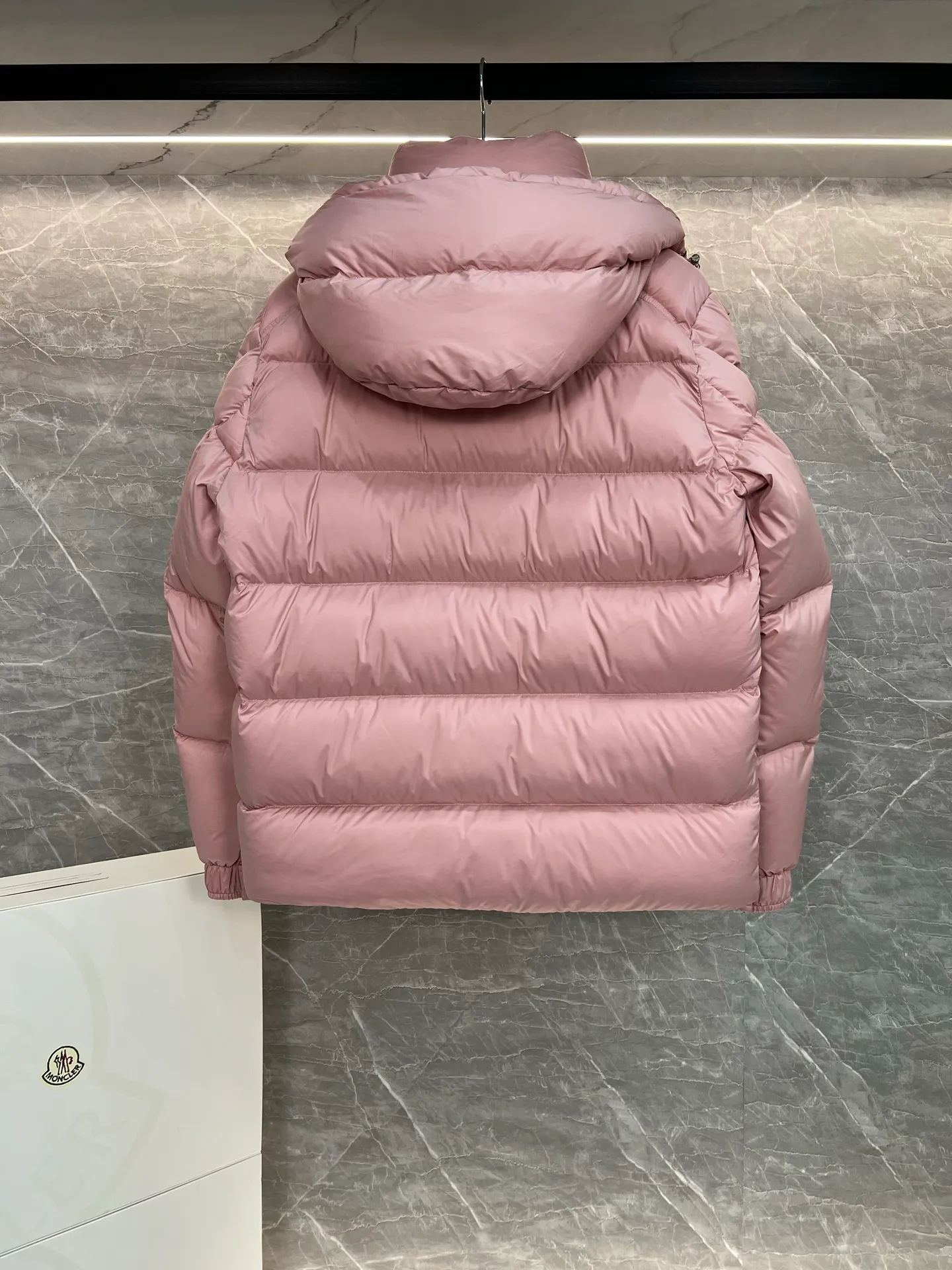 P780 Hot Sale ⬆️Moncler [New Product] Maya Women's 90 White Duck Down Winter Down Jacket Jacket. ❗️❗️❗️❗️❗️ The iconic Moncler down jacket is highly recognizable.  The Moncler Maya cropped down jacket is refreshed in a new colorway. Made from matte fabric and featuring signature checkered quilting, it reflects the essence of the Moncler brand. The style features a sharp silhouette with a detachable hood and adjustable hem in a timeless design suitable for every season and trend. The sleeves feature classic patch pockets. Details •Made from polyester fabric •Polyester lining •Down filling •Removable and adjustable hood •Zipper closure with snap buttons at front windshield •Zip pockets •Adjustable cuffs •Elastic drawstring hem Size : 1-2-3-4-5 Black, White, Pink, Cardigan
