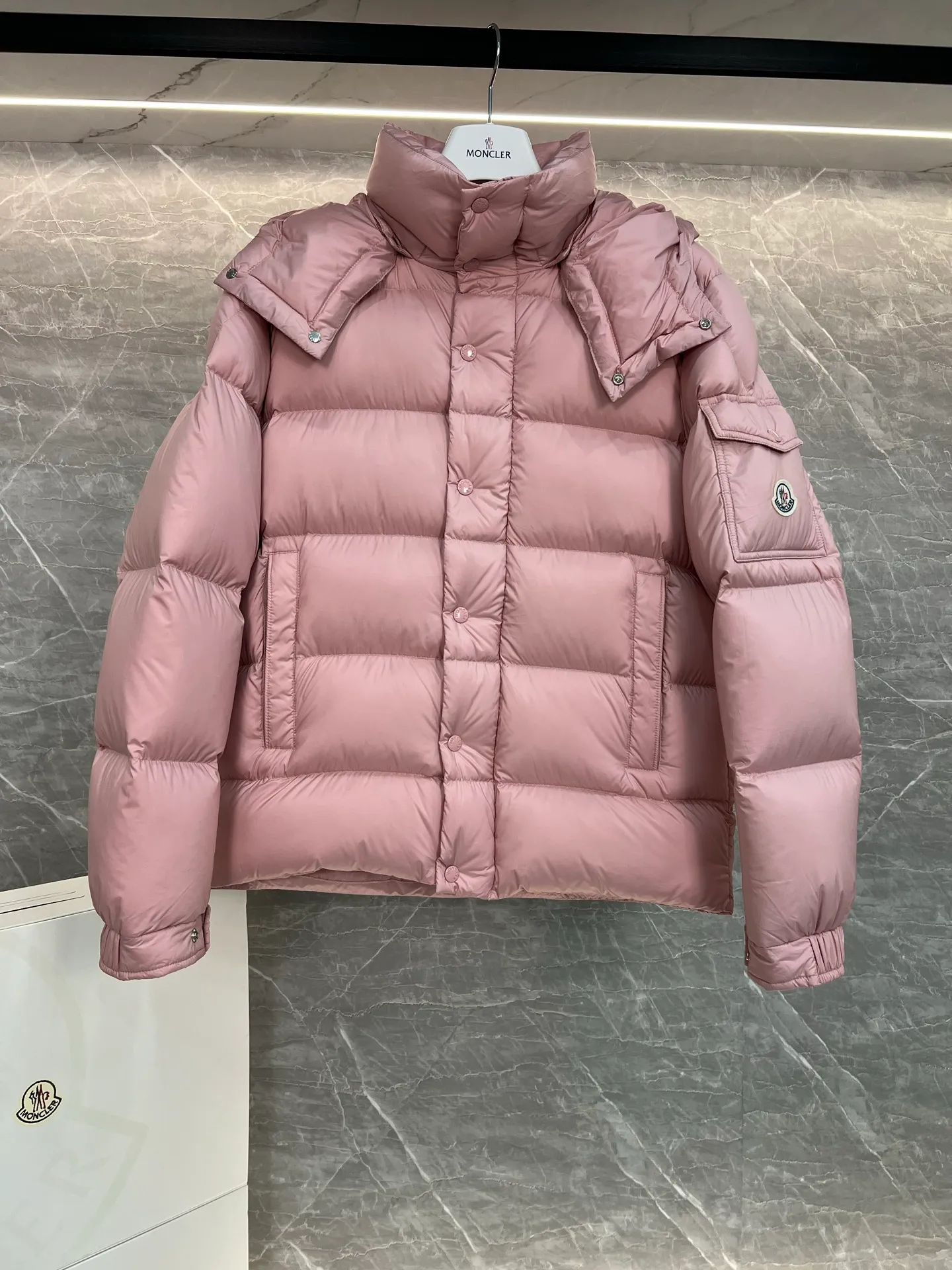 P780 Hot Sale ⬆️Moncler [New Product] Maya Women's 90 White Duck Down Winter Down Jacket Jacket. ❗️❗️❗️❗️❗️ The iconic Moncler down jacket is highly recognizable.  The Moncler Maya cropped down jacket is refreshed in a new colorway. Made from matte fabric and featuring signature checkered quilting, it reflects the essence of the Moncler brand. The style features a sharp silhouette with a detachable hood and adjustable hem in a timeless design suitable for every season and trend. The sleeves feature classic patch pockets. Details •Made from polyester fabric •Polyester lining •Down filling •Removable and adjustable hood •Zipper closure with snap buttons at front windshield •Zip pockets •Adjustable cuffs •Elastic drawstring hem Size : 1-2-3-4-5 Black, White, Pink, Cardigan