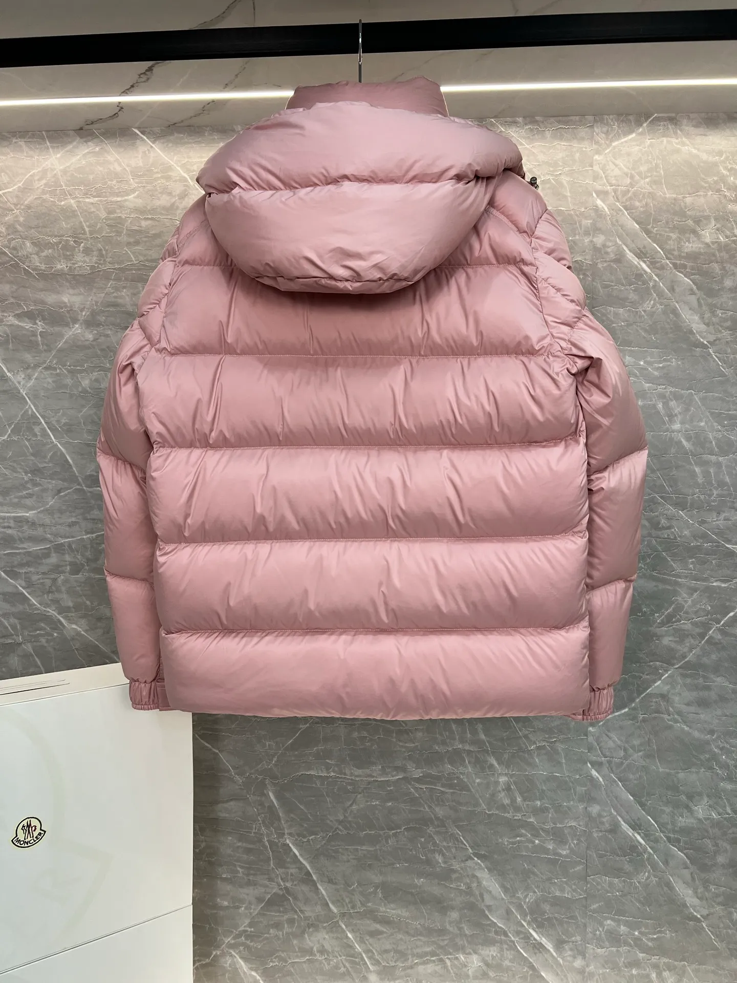 P780 Hot Sale ⬆️Moncler [New Product] Maya Women's 90 White Duck Down Winter Down Jacket Jacket. ❗️❗️❗️❗️❗️ The iconic Moncler down jacket is highly recognizable.  The Moncler Maya cropped down jacket is refreshed in a new colorway. Made from matte fabric and featuring signature checkered quilting, it reflects the essence of the Moncler brand. The style features a sharp silhouette with a detachable hood and adjustable hem in a timeless design suitable for every season and trend. The sleeves feature classic patch pockets. Details •Made from polyester fabric •Polyester lining •Down filling •Removable and adjustable hood •Zipper closure with snap buttons at front windshield •Zip pockets •Adjustable cuffs •Elastic drawstring hem Size : 1-2-3-4-5 Black, White, Pink, Cardigan