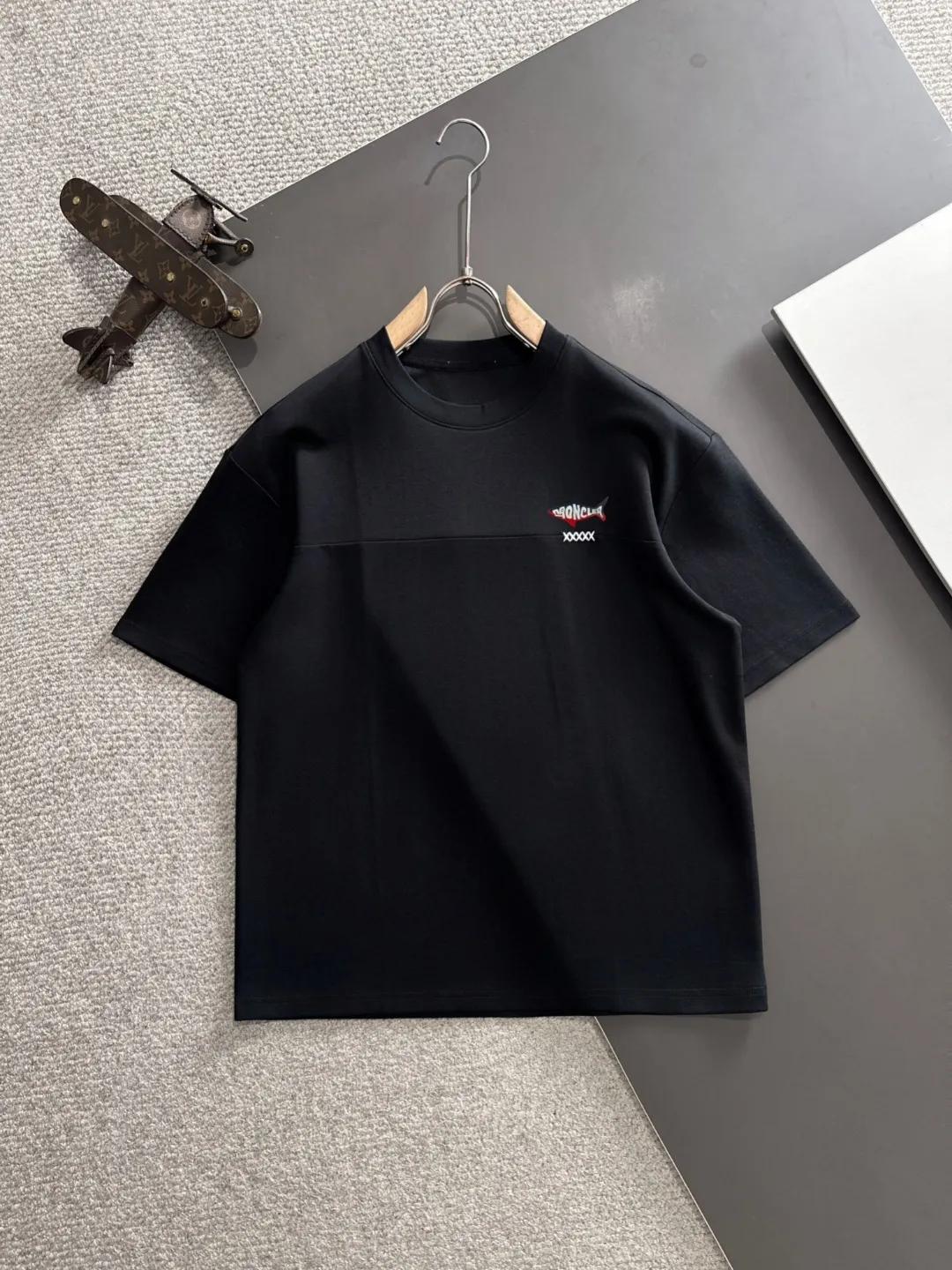 Next day delivery P300 high version MONCLER/muzzled 25ss spring and summer new high-definition T-shirt. Made with machines imported from Italy. Truly the most luxurious and high-quality. The style that you can wear with your eyes closed. Heavy combed fabrics. High-strength and heavy-weight fabrics feel substantial when weighed. The upper body is more textured than ordinary T-shirts and is not easy to deform. This texture can cope with the weather. It absorbs sweat and is breathable, suitable for both hot and cold conditions! Perfectly produced with reference to the original stitch and stitch! The loose fit design is super noble. Custom-woven signature ribbed collar, cuffs, and hem. Really rare and rare goods Size: M-XXXL