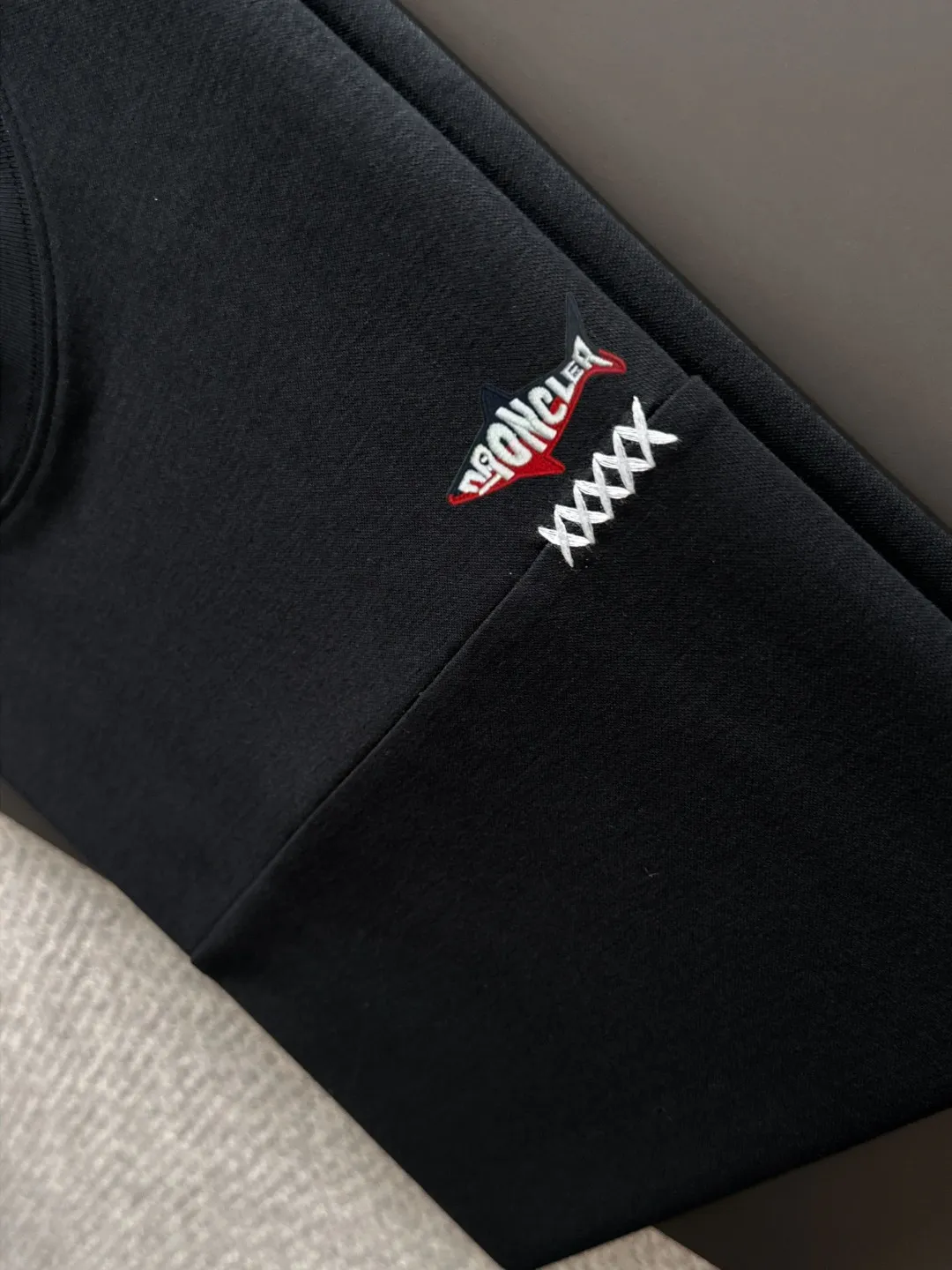 Next day delivery P300 high version MONCLER/muzzled 25ss spring and summer new high-definition T-shirt. Made with machines imported from Italy. Truly the most luxurious and high-quality. The style that you can wear with your eyes closed. Heavy combed fabrics. High-strength and heavy-weight fabrics feel substantial when weighed. The upper body is more textured than ordinary T-shirts and is not easy to deform. This texture can cope with the weather. It absorbs sweat and is breathable, suitable for both hot and cold conditions! Perfectly produced with reference to the original stitch and stitch! The loose fit design is super noble. Custom-woven signature ribbed collar, cuffs, and hem. Really rare and rare goods Size: M-XXXL