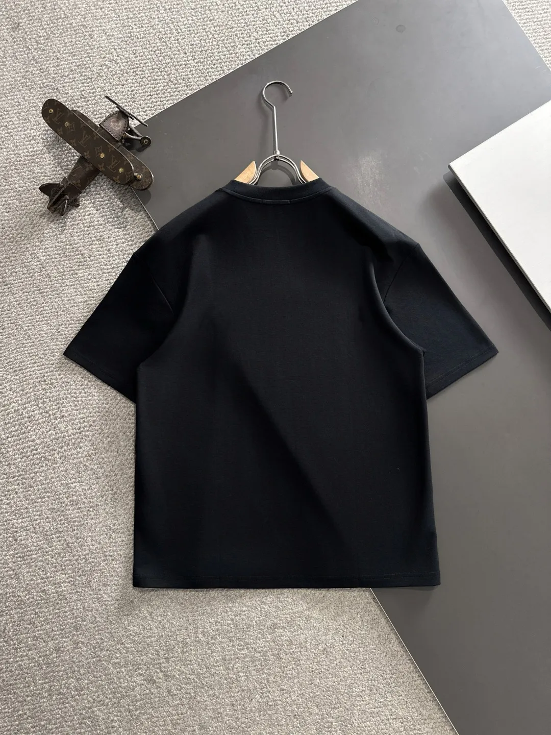 Next day delivery P300 high version MONCLER/muzzled 25ss spring and summer new high-definition T-shirt. Made with machines imported from Italy. Truly the most luxurious and high-quality. The style that you can wear with your eyes closed. Heavy combed fabrics. High-strength and heavy-weight fabrics feel substantial when weighed. The upper body is more textured than ordinary T-shirts and is not easy to deform. This texture can cope with the weather. It absorbs sweat and is breathable, suitable for both hot and cold conditions! Perfectly produced with reference to the original stitch and stitch! The loose fit design is super noble. Custom-woven signature ribbed collar, cuffs, and hem. Really rare and rare goods Size: M-XXXL