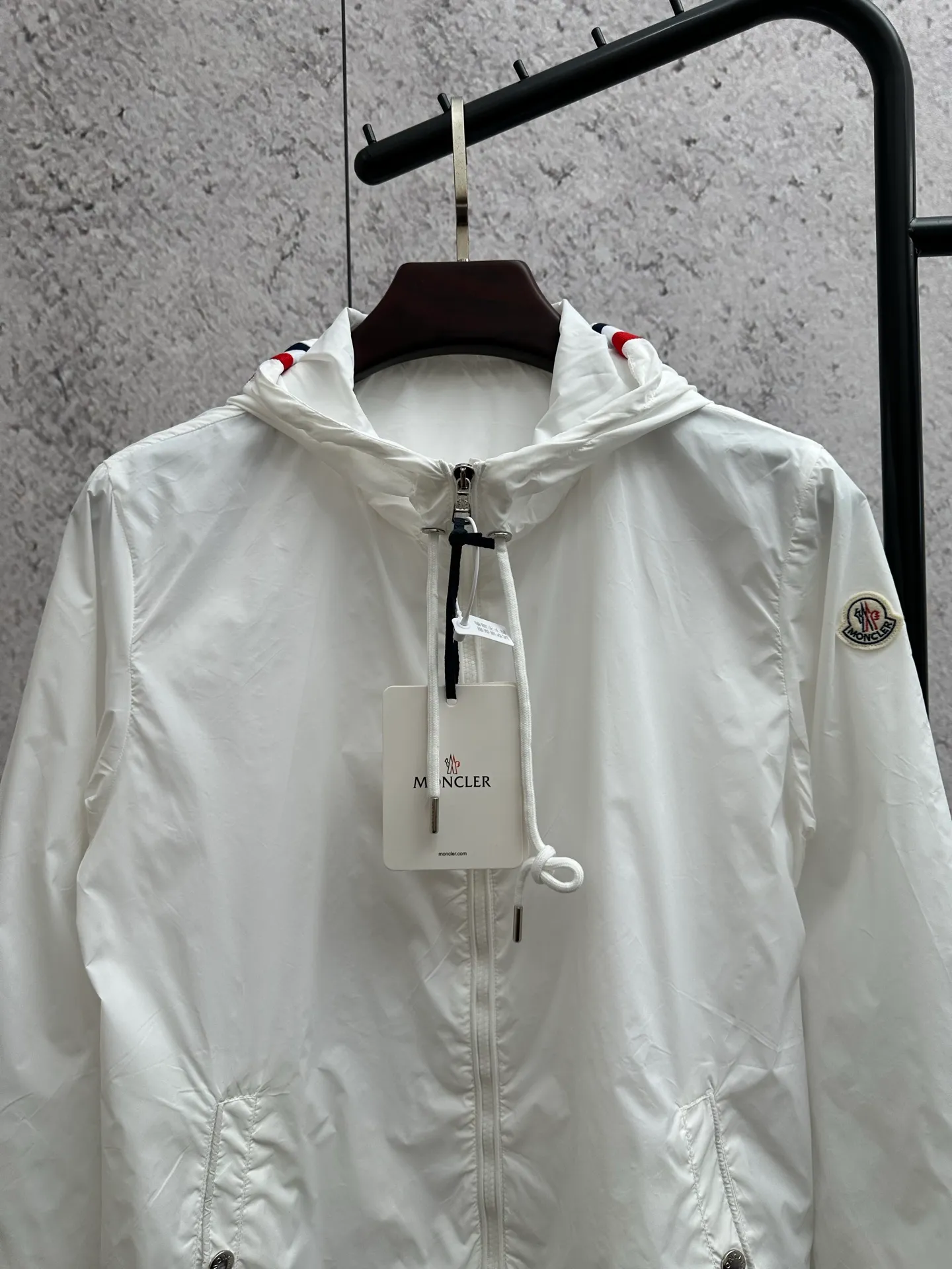 P370 💰Moncler/moncler/mask/windbreaker/hooded jacket/skin coat Original customized fabric Super soft nylon silky fabric Hardware original customized logo one to one Dual chip sensor: armband wash mark Original pure cashmere customized armband Top embroidery Genuine cashmere Cashmere label closest to genuine (reject fake cashmere/anti-cashmere label fake at first glance) Color: black, white Size: 1-5 yards (80-180 pounds)