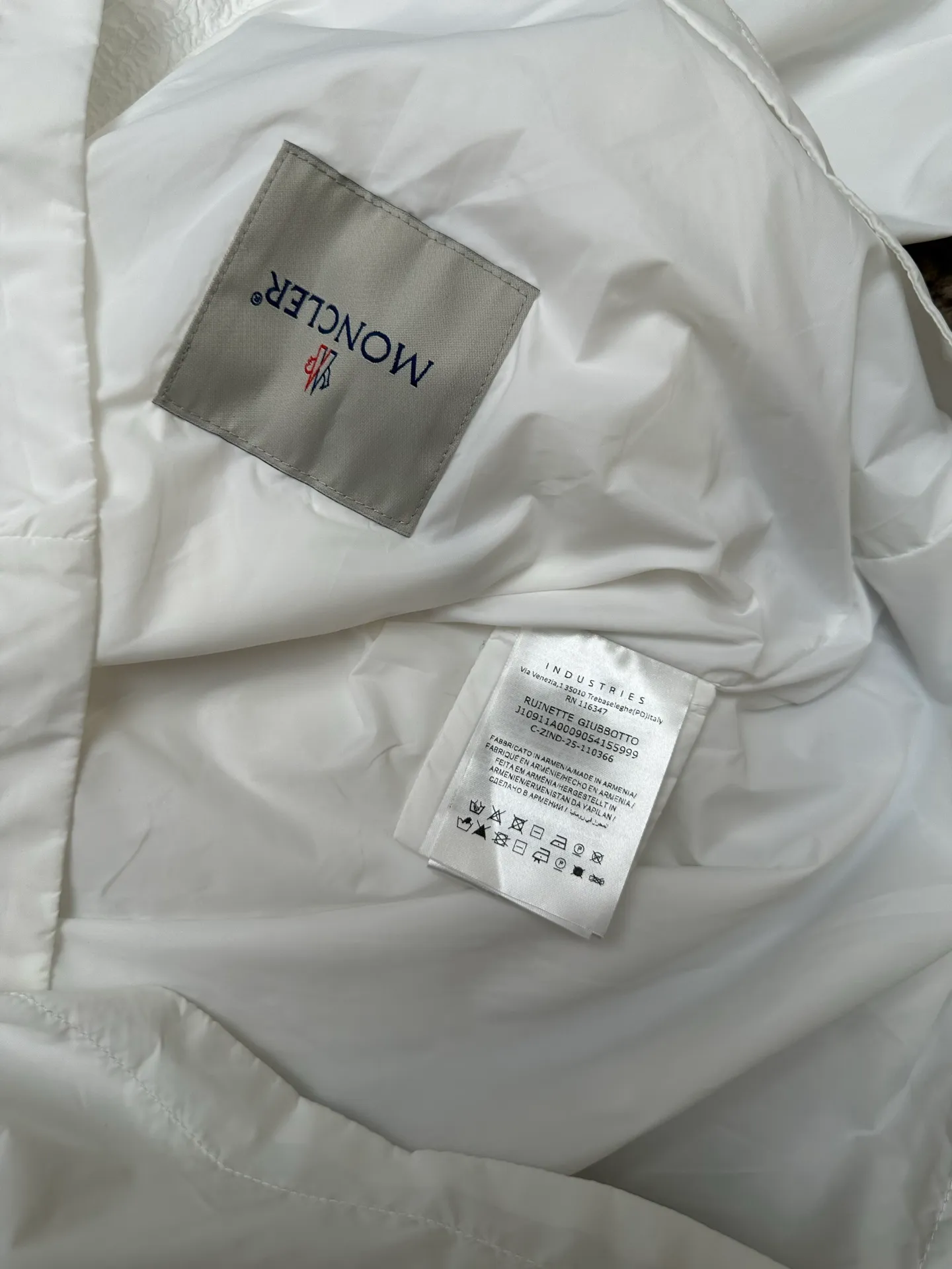 P370 💰Moncler/moncler/mask/windbreaker/hooded jacket/skin coat Original customized fabric Super soft nylon silky fabric Hardware original customized logo one to one Dual chip sensor: armband wash mark Original pure cashmere customized armband Top embroidery Genuine cashmere Cashmere label closest to genuine (reject fake cashmere/anti-cashmere label fake at first glance) Color: black, white Size: 1-5 yards (80-180 pounds)