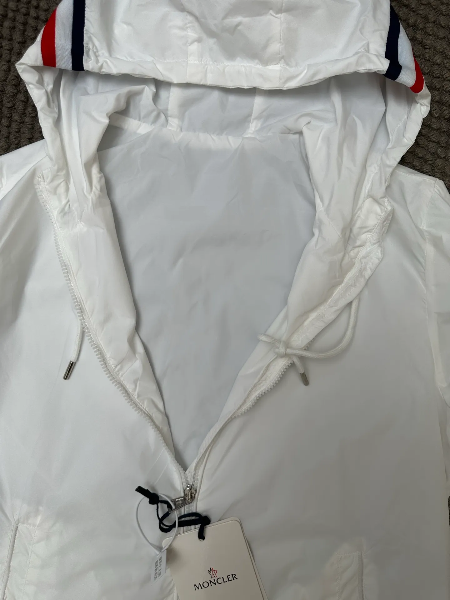 P370 💰Moncler/moncler/mask/windbreaker/hooded jacket/skin coat Original customized fabric Super soft nylon silky fabric Hardware original customized logo one to one Dual chip sensor: armband wash mark Original pure cashmere customized armband Top embroidery Genuine cashmere Cashmere label closest to genuine (reject fake cashmere/anti-cashmere label fake at first glance) Color: black, white Size: 1-5 yards (80-180 pounds)