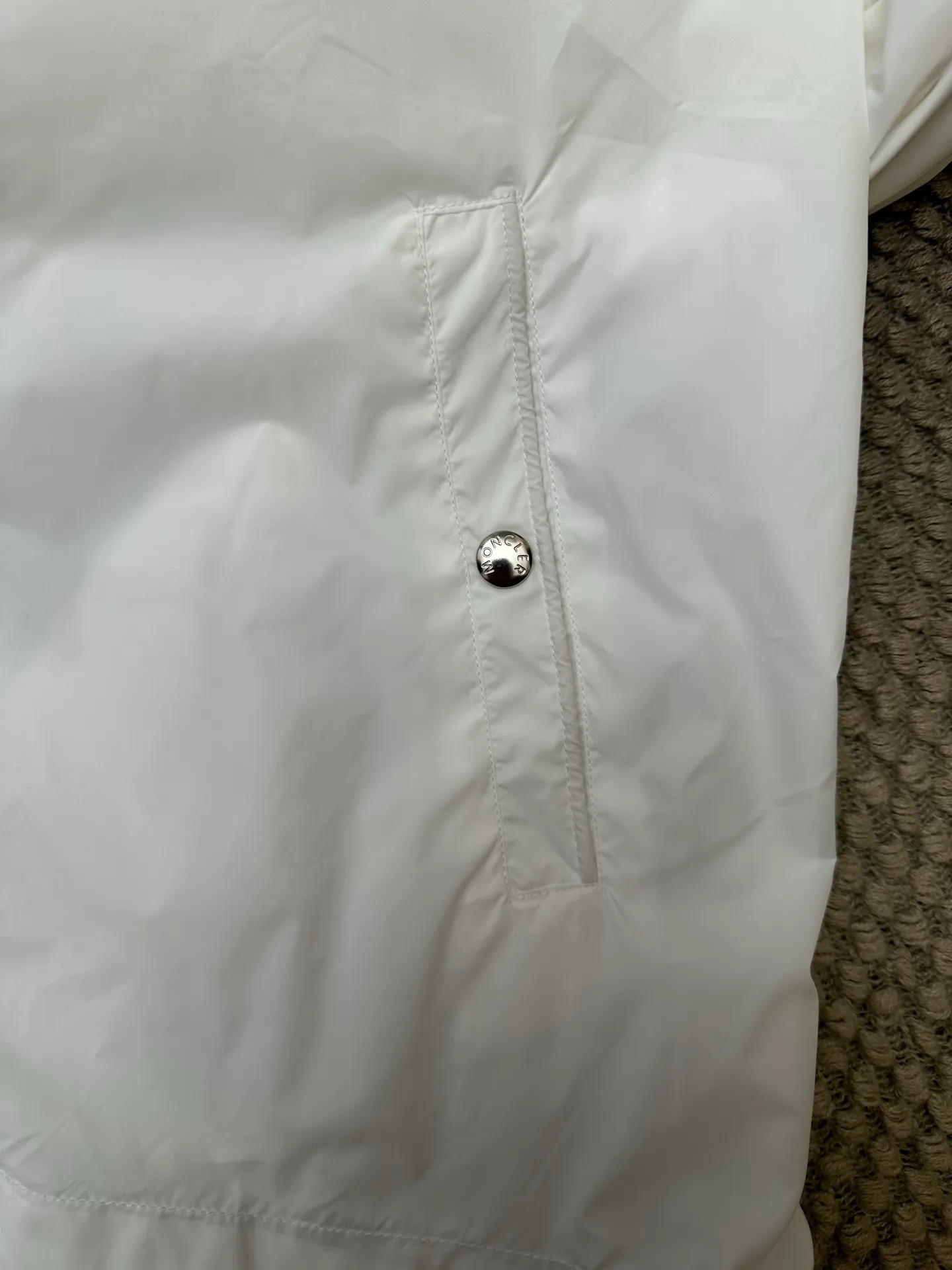 P370 💰Moncler/moncler/mask/windbreaker/hooded jacket/skin coat Original customized fabric Super soft nylon silky fabric Hardware original customized logo one to one Dual chip sensor: armband wash mark Original pure cashmere customized armband Top embroidery Genuine cashmere Cashmere label closest to genuine (reject fake cashmere/anti-cashmere label fake at first glance) Color: black, white Size: 1-5 yards (80-180 pounds)