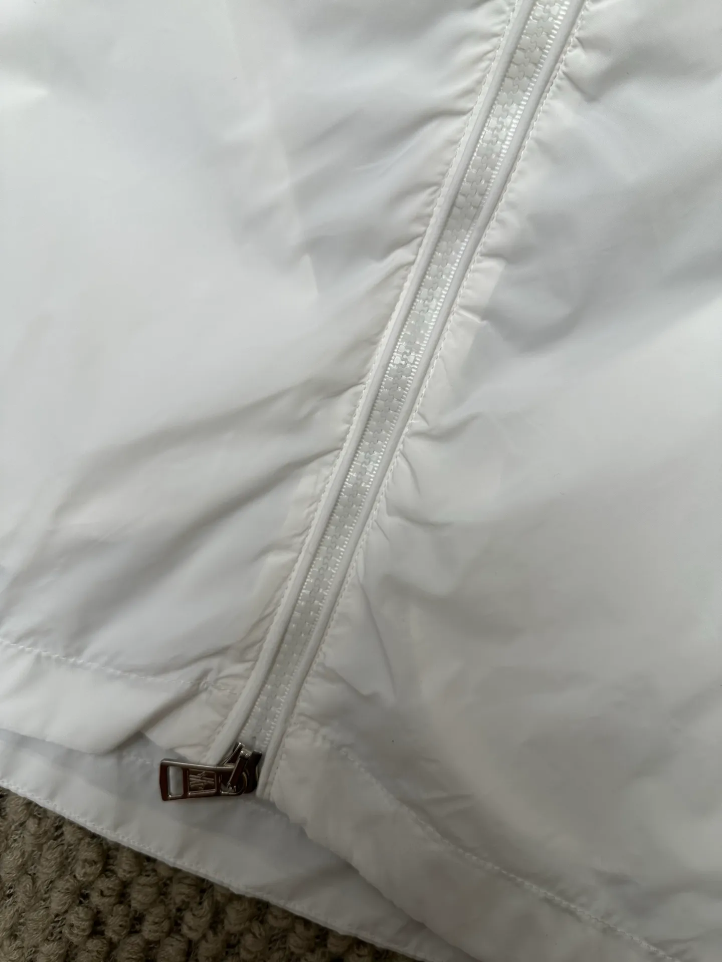 P370 💰Moncler/moncler/mask/windbreaker/hooded jacket/skin coat Original customized fabric Super soft nylon silky fabric Hardware original customized logo one to one Dual chip sensor: armband wash mark Original pure cashmere customized armband Top embroidery Genuine cashmere Cashmere label closest to genuine (reject fake cashmere/anti-cashmere label fake at first glance) Color: black, white Size: 1-5 yards (80-180 pounds)