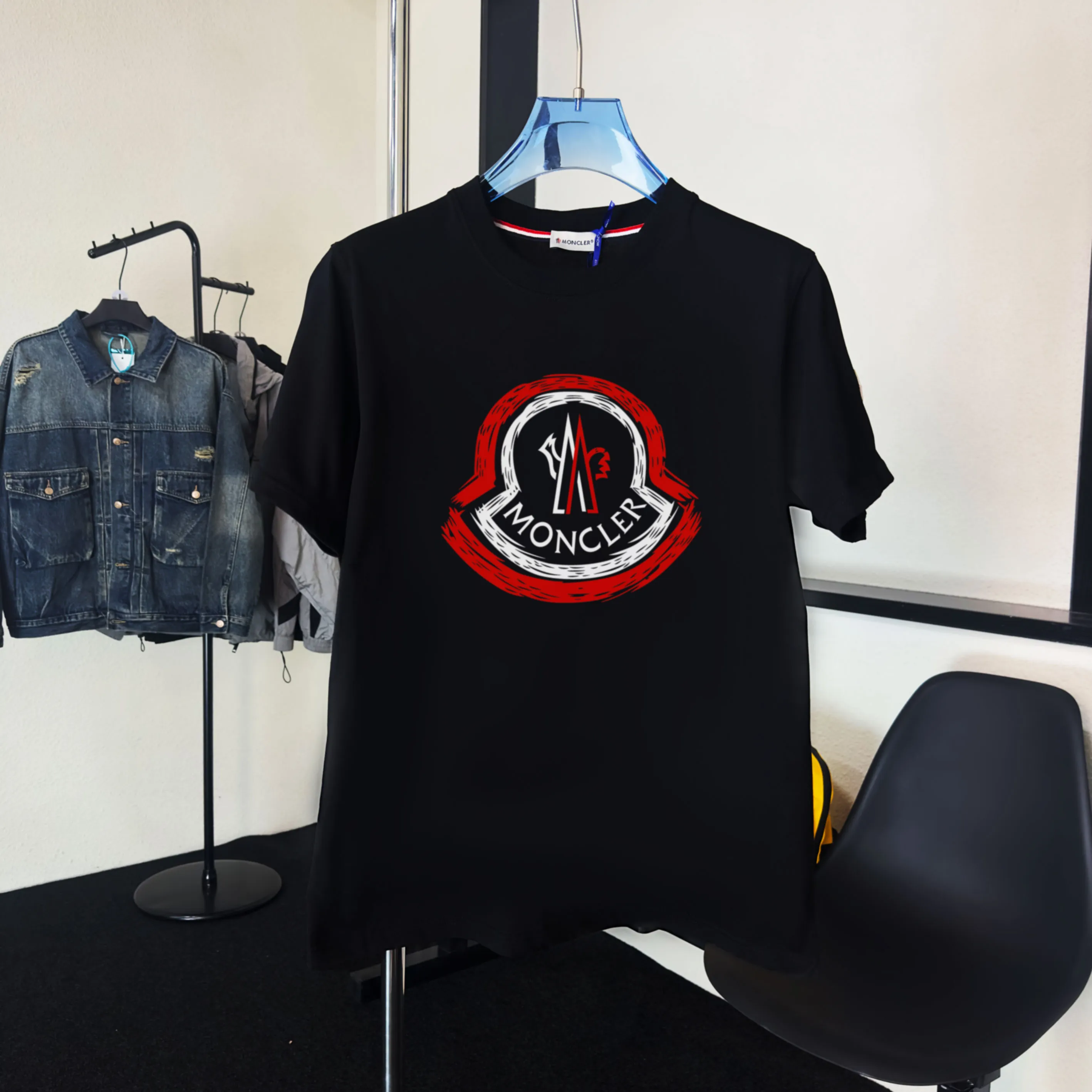 P140 💰Upgraded version "Mobile phone smart sensor ~ NFC chip armband ~ direct access to the official website for anti-counterfeiting" "Moncler ~ Mouth Mouth" 2025 new high-quality round neck short-sleeved T-shirt. The cuffs have imported embroidered labels. Customized dyeing, very comfortable to touch. Super versatile and good-looking short-sleeved. Complete with three labels. Non-market ordinary version. Feel free to compare. Quality is absolutely guaranteed! ‼ First of all, this original fabric is all custom-woven with 32-count double yarn fabric, 250G, and the weight is the same‼ Fine workmanship, double waistcoat method, double waistcoat method, double waistcoat method makes the whole dress more three-dimensional, which is not a craft that ordinary T-shirts can achieve🤪 Size: S-M-L-XL-2XL Color: black, white, apricot, same style for men and women