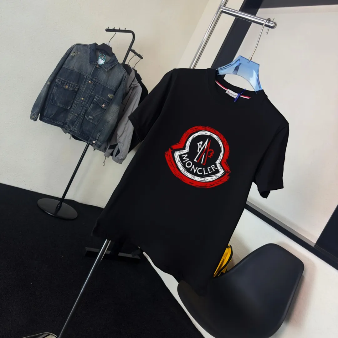 P140 💰Upgraded version "Mobile phone smart sensor ~ NFC chip armband ~ direct access to the official website for anti-counterfeiting" "Moncler ~ Mouth Mouth" 2025 new high-quality round neck short-sleeved T-shirt. The cuffs have imported embroidered labels. Customized dyeing, very comfortable to touch. Super versatile and good-looking short-sleeved. Complete with three labels. Non-market ordinary version. Feel free to compare. Quality is absolutely guaranteed! ‼ First of all, this original fabric is all custom-woven with 32-count double yarn fabric, 250G, and the weight is the same‼ Fine workmanship, double waistcoat method, double waistcoat method, double waistcoat method makes the whole dress more three-dimensional, which is not a craft that ordinary T-shirts can achieve🤪 Size: S-M-L-XL-2XL Color: black, white, apricot, same style for men and women