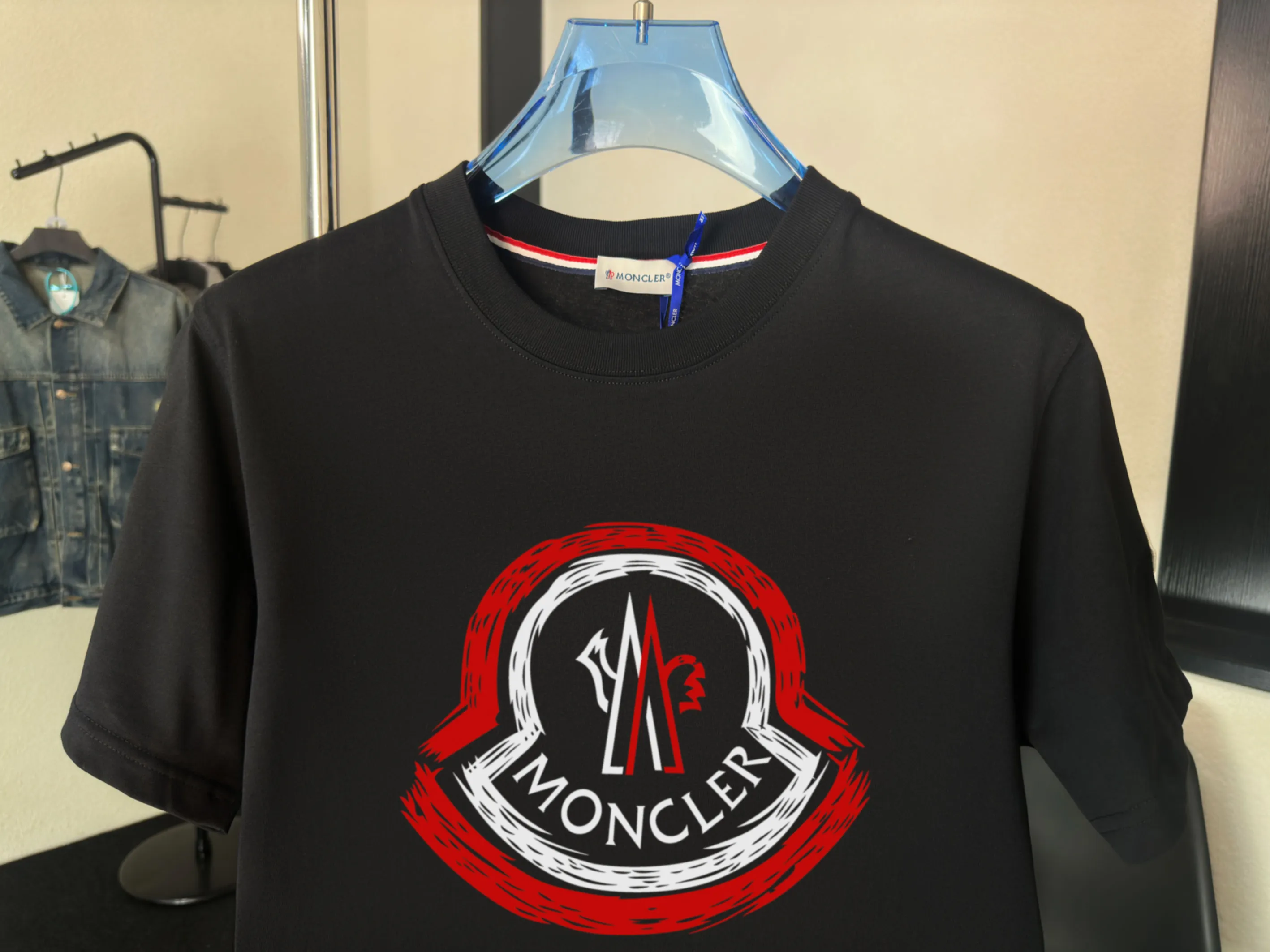 P140 💰Upgraded version "Mobile phone smart sensor ~ NFC chip armband ~ direct access to the official website for anti-counterfeiting" "Moncler ~ Mouth Mouth" 2025 new high-quality round neck short-sleeved T-shirt. The cuffs have imported embroidered labels. Customized dyeing, very comfortable to touch. Super versatile and good-looking short-sleeved. Complete with three labels. Non-market ordinary version. Feel free to compare. Quality is absolutely guaranteed! ‼ First of all, this original fabric is all custom-woven with 32-count double yarn fabric, 250G, and the weight is the same‼ Fine workmanship, double waistcoat method, double waistcoat method, double waistcoat method makes the whole dress more three-dimensional, which is not a craft that ordinary T-shirts can achieve🤪 Size: S-M-L-XL-2XL Color: black, white, apricot, same style for men and women