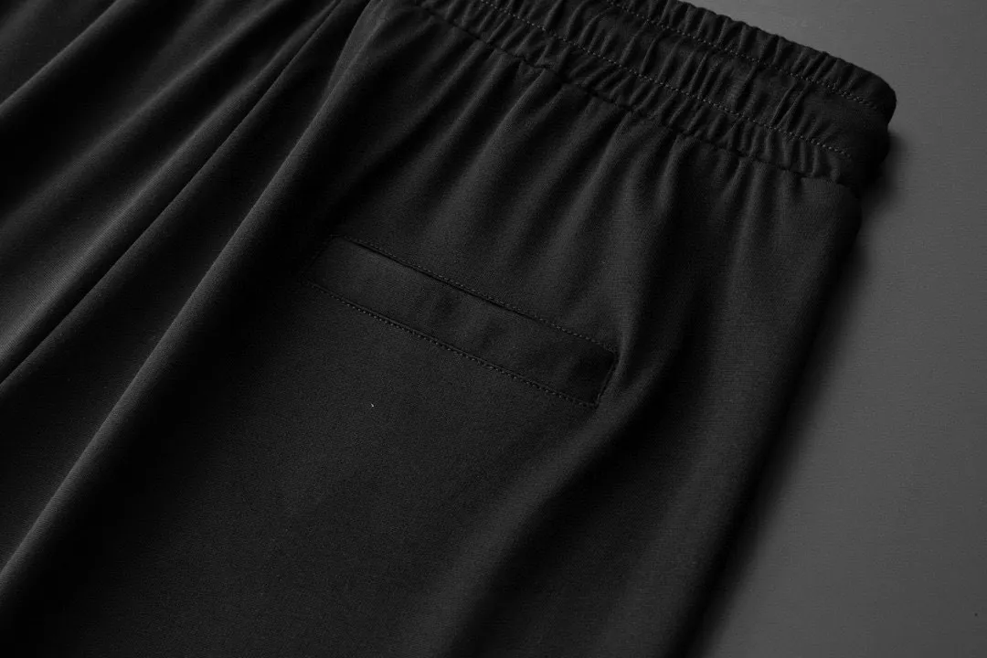 P330 [MONCLER] (Fat Man's Gospel) The same style as the 2025 official website. World-renowned luxury brand. Summer men's (double mercerized) high-quality 🐂 suit. It is made of imported original fabrics. It is a trendy style of the season and a versatile hit. Simple and elegant, precise workmanship allows you to be at the top of fashion. Size: M-5XL (can be worn up to 220 pounds)