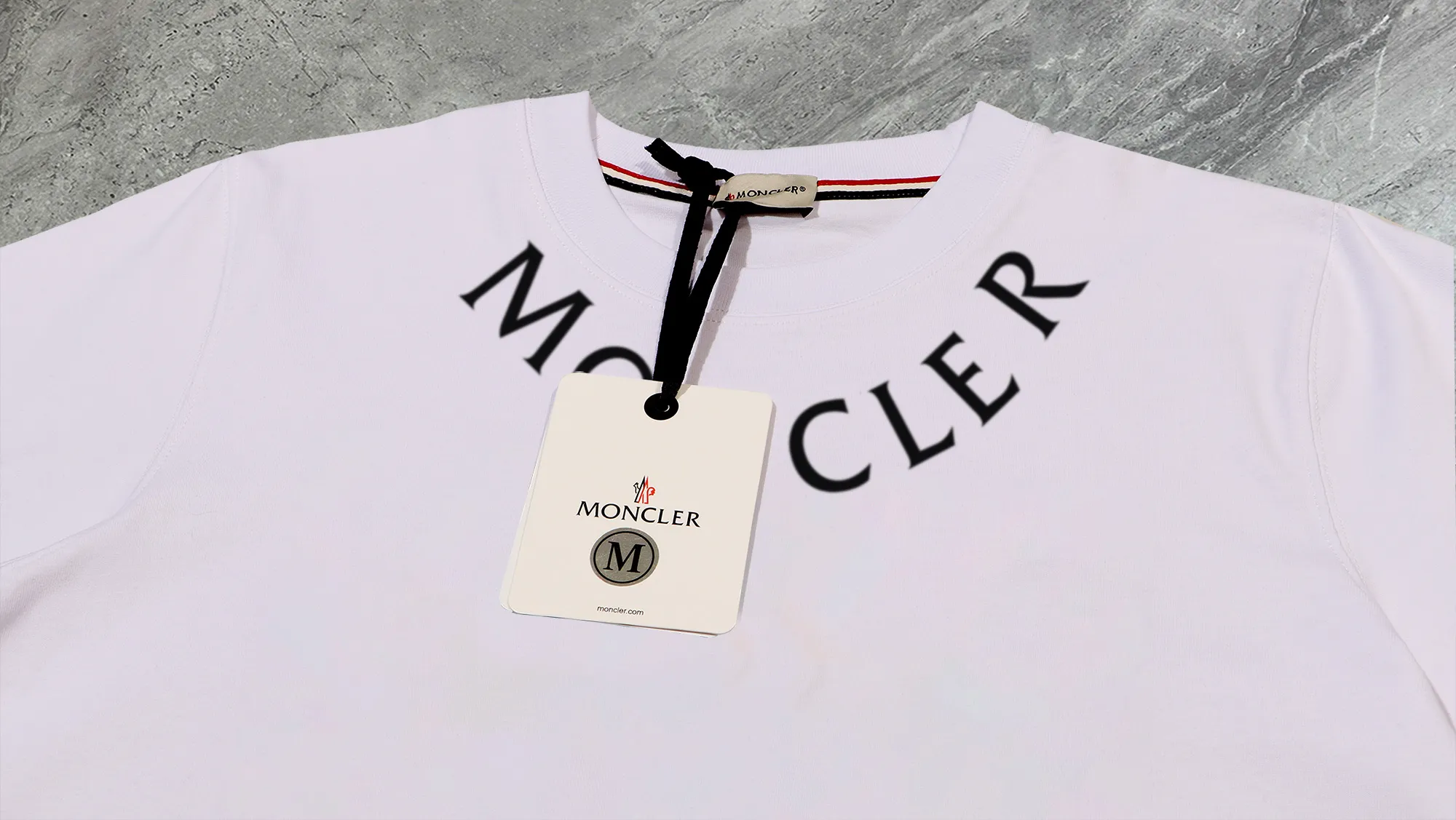 P210 High-version sweatshirt) [Long-term stock] 〖𝐌𝐎𝐍𝐂𝐋𝐄𝐑~Mask〗 Made of 440g heavy-weight fabric. It is different from the market currency. It can be matched with any variety and is properly handsome. 😎The whole dress is made of double waistcoats. The double waistcoats make the whole dress more three-dimensional. Not ordinary factories can do such fine work. 2025 Spring runway version of the T stage, on sale at the counter, round neck terry sweatshirt, high-end double-strand pure cotton, custom-made stretch ribs, dyed in the same vat, complete with three standards, matched with exquisite embroidered LOGO on the chest, simple and advanced, same style for men and women. Color: black, apricot, white, size: S M L XL 2XL